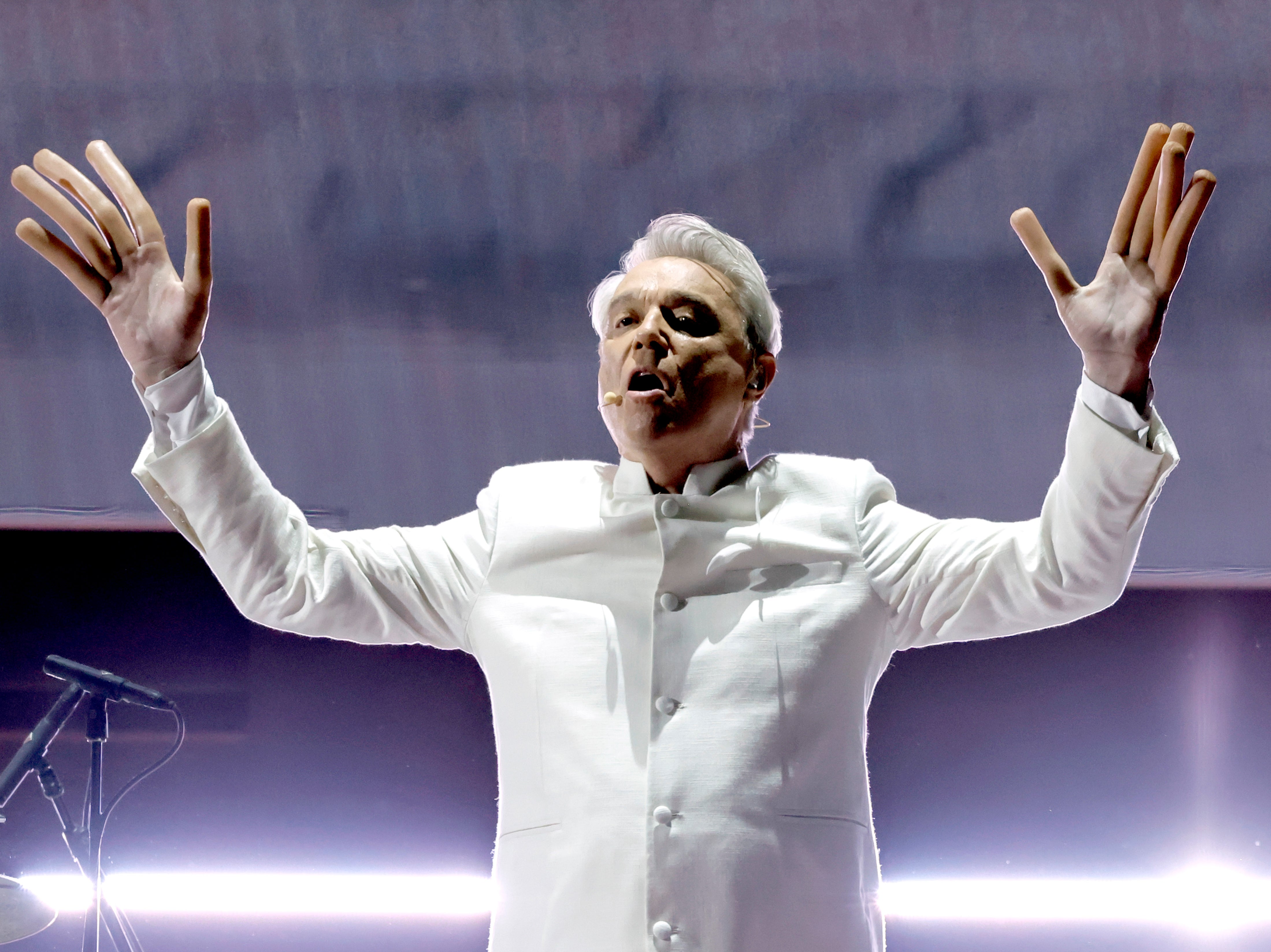 A sausage-fingered David Byrne performs at the 2023 Oscars