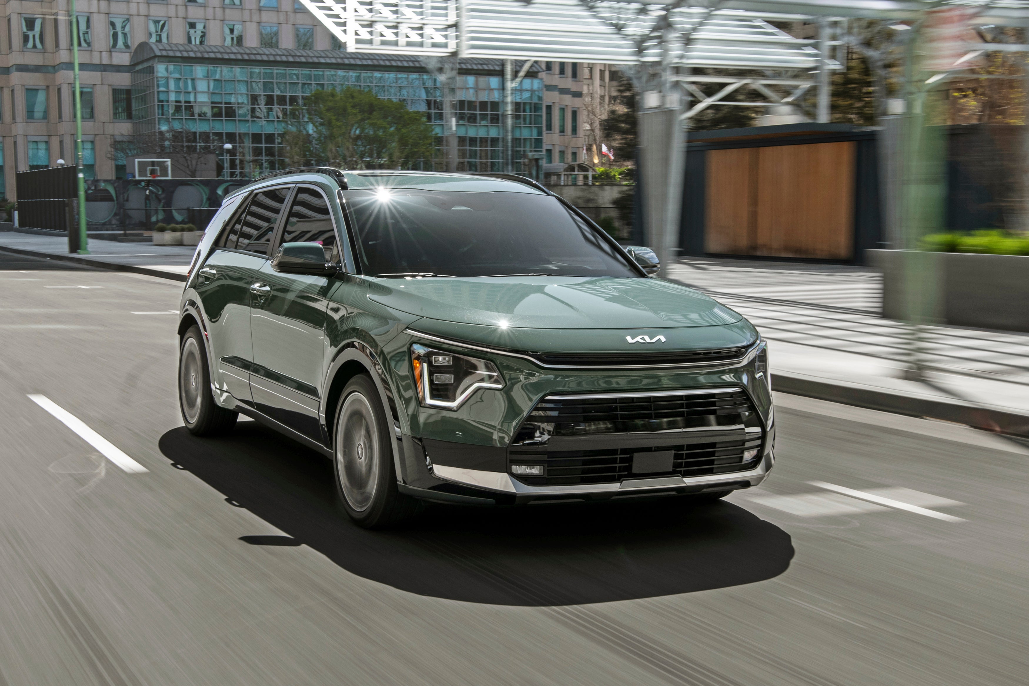 Behind The Wheel 2023 Niro vs Prius