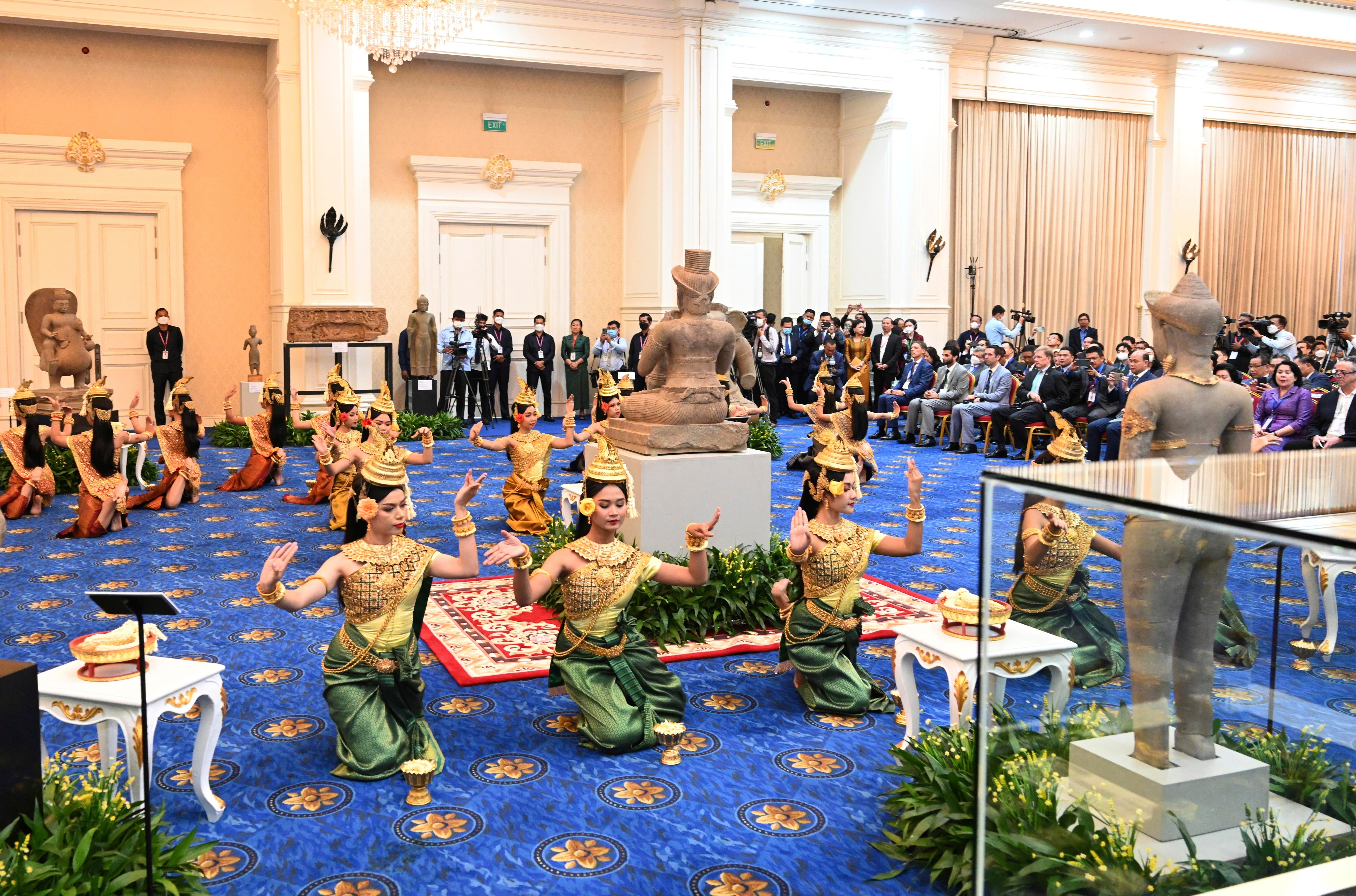 Cambodia Artifacts Returned