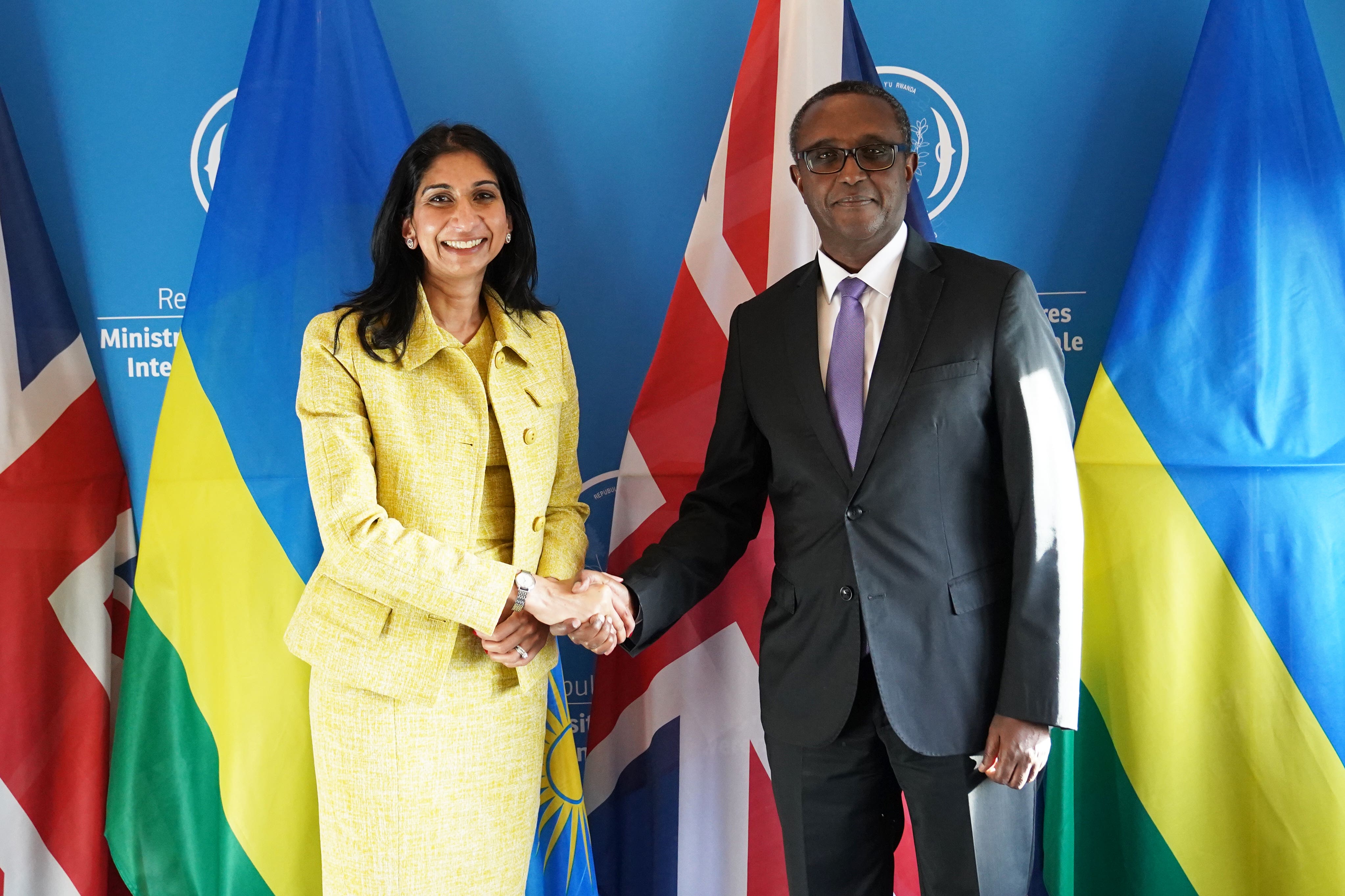 Braverman shakes hands with Rwandan foreign minister Vincent Biruta in Kigali