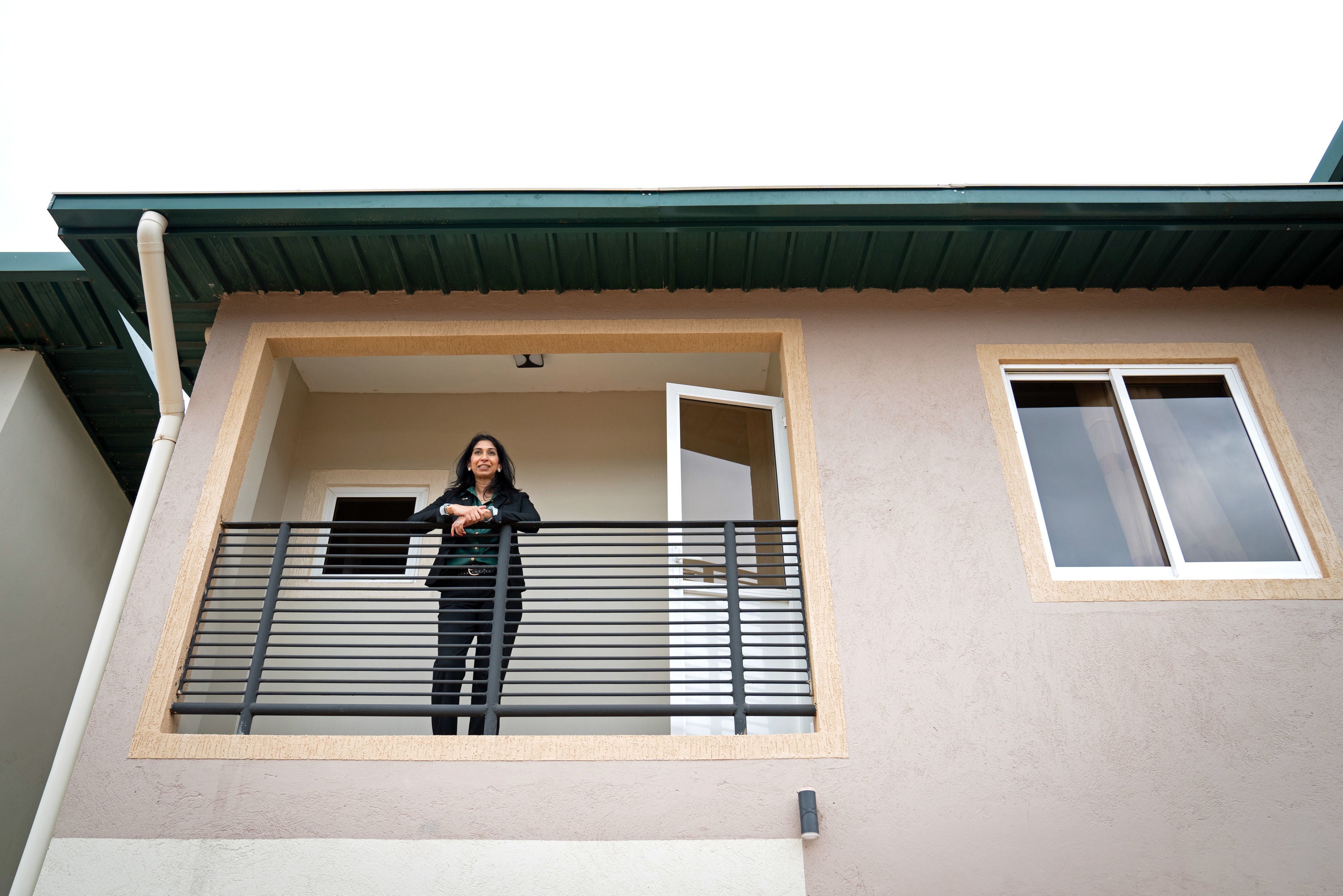 Braverman tours a building site for migrant housing on the outskirts of Kigali