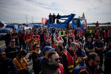 France: Protests continue after Macron's pension plan push