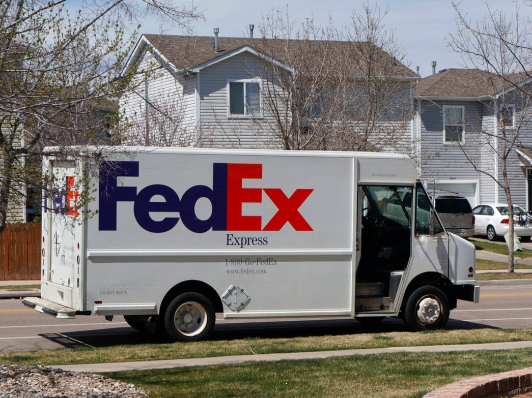 Woman decide to FedEx her luggage instead of checking it in