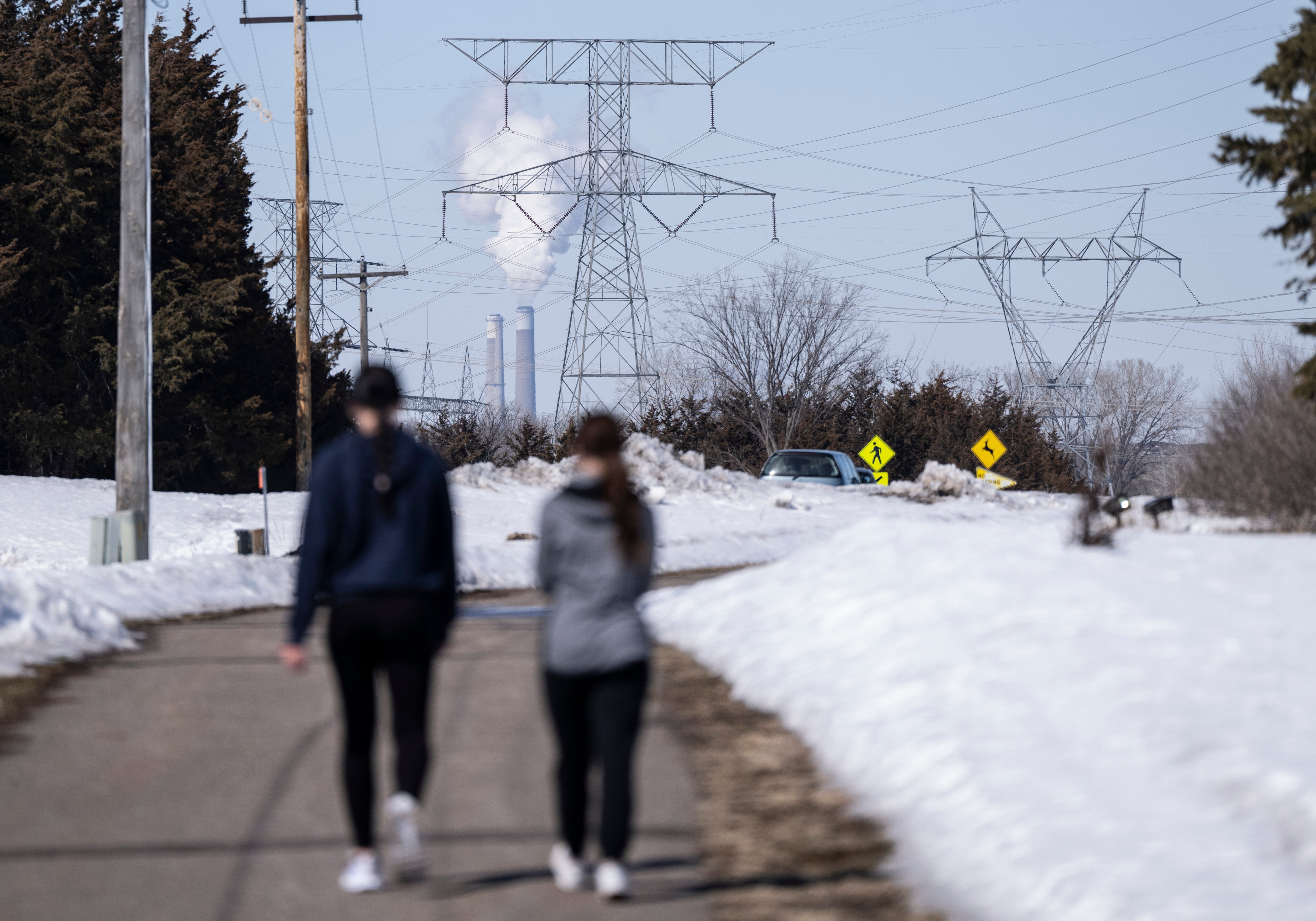 Minnesota nuclear plant shuts down for leak; residents worry