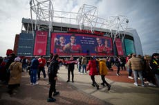 Who is bidding to buy English soccer club Manchester United?