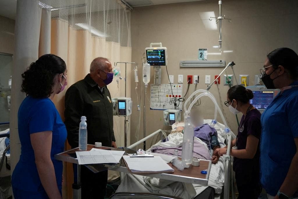 Mexico's National Migration Institute commissioner Francisco Garduno visited victims in hospital on 28 March.