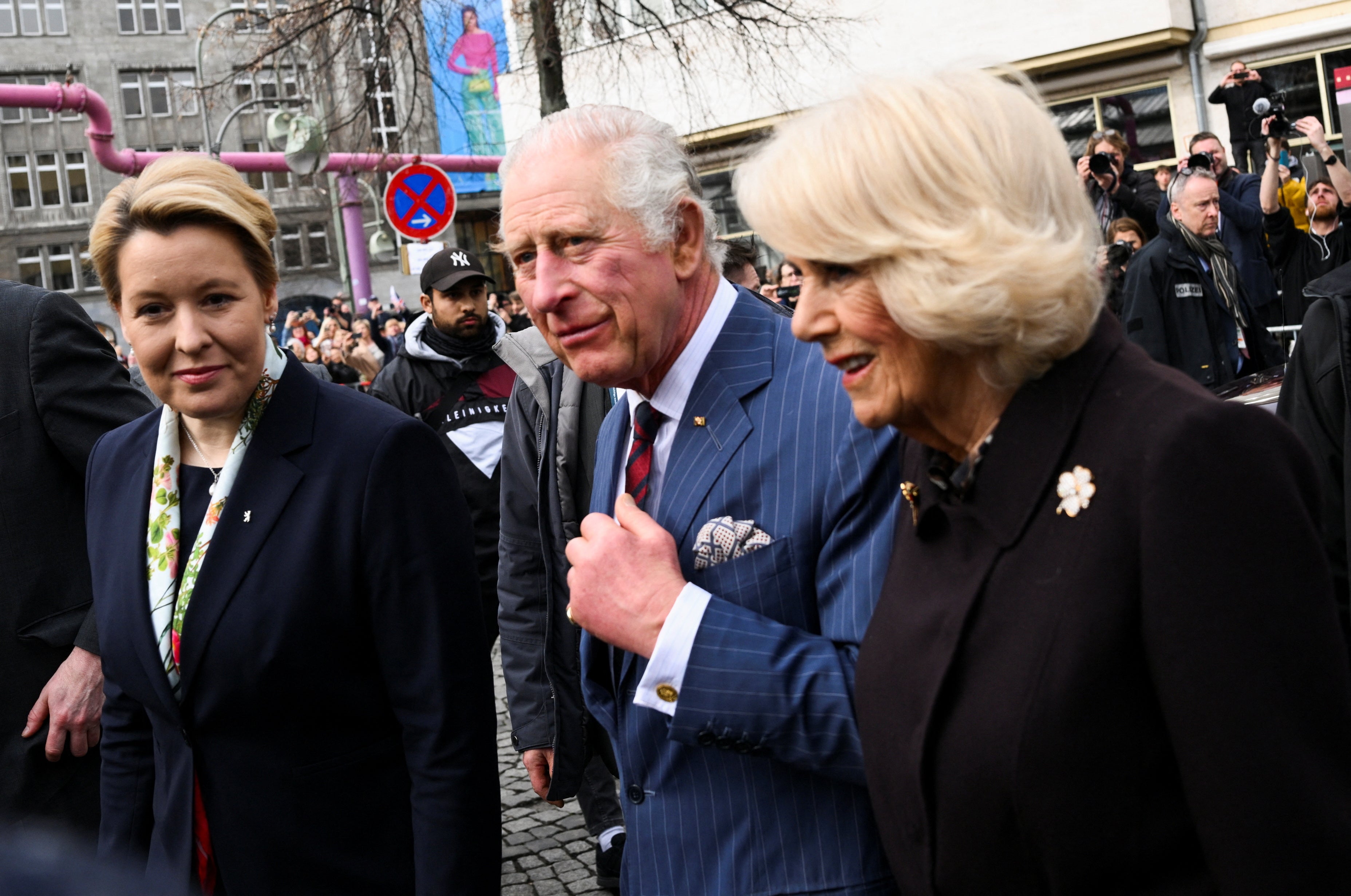 Berlin's Mayor Franziska Giffey, King Charles and Camilla visiting a farmer's market on 'Wittenbergplatz' square,