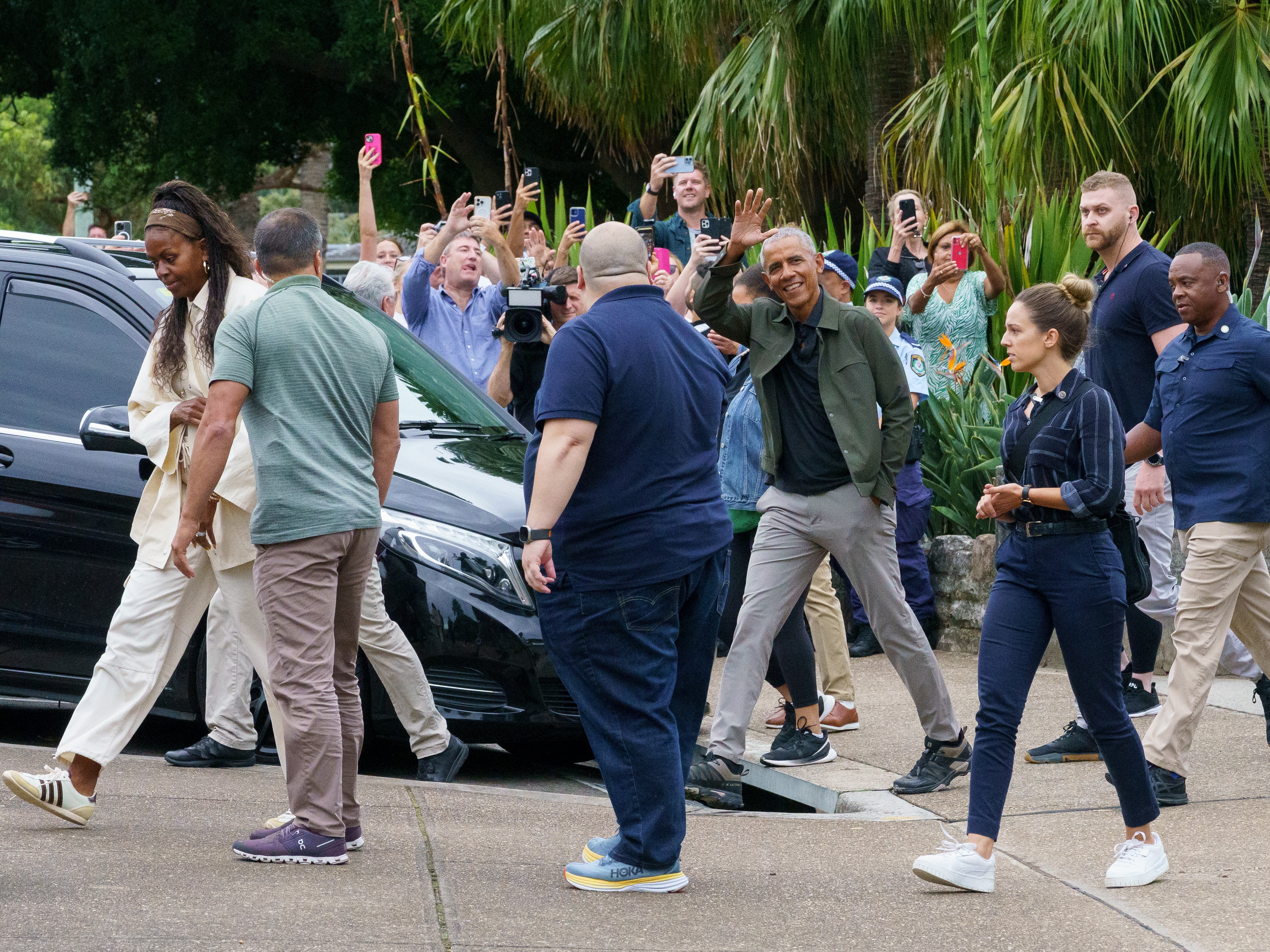 Former US President Barack Obama (C) waves to onlookers after leaving the Bathers Pavilion in Balmoral, Sydney, Australia, 27 March 2023. The 44th president of the United States is in Australia on a speaking tour. EPA/MICHELLE HAYWOOD AUSTRALIA AND NEW ZEALAND OUT