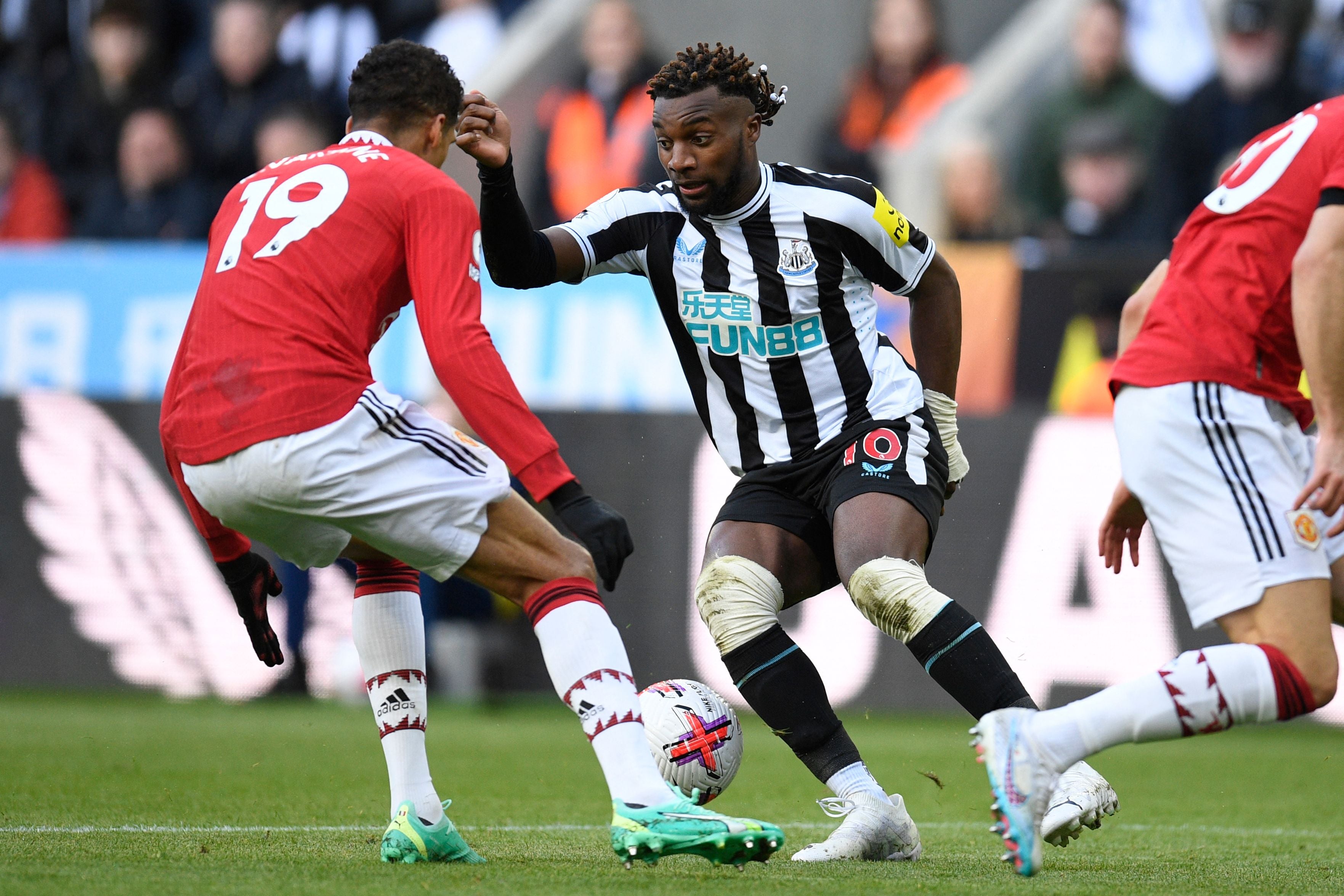 Allan Saint-Maximin impressed before being substituted