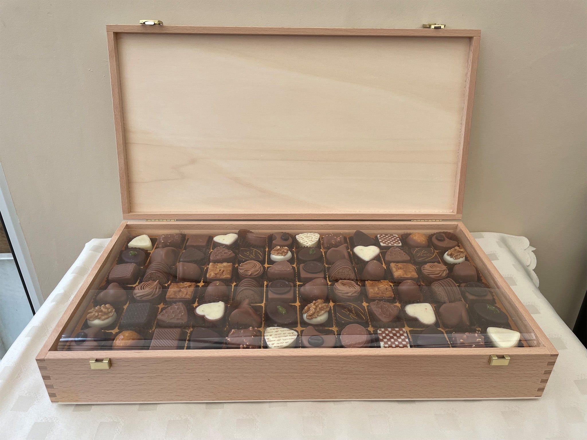 Läderach pralines classic assorted 144 pcs per woodbox.jpg