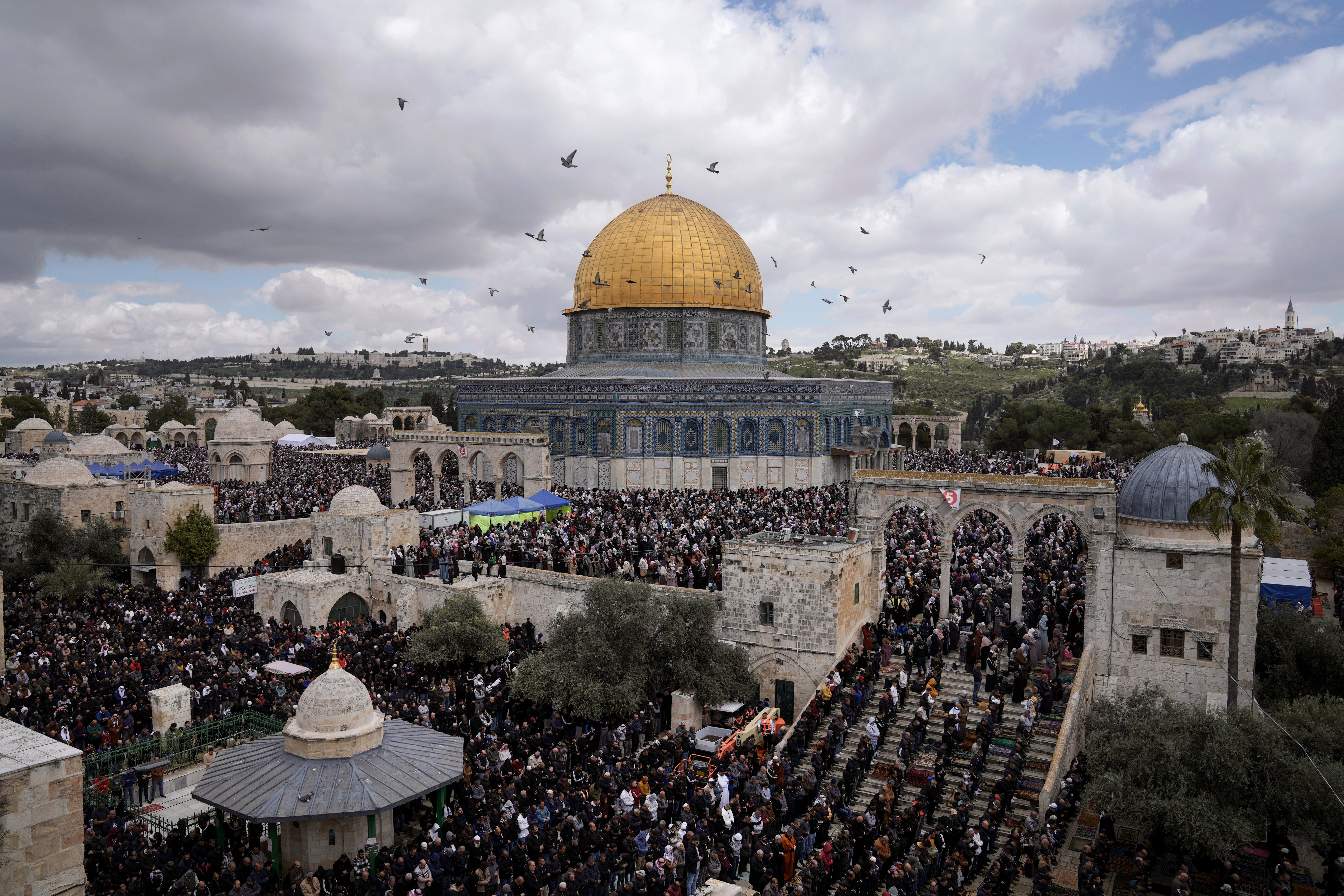 Israeli police clash with worshipers at Jerusalem holy site