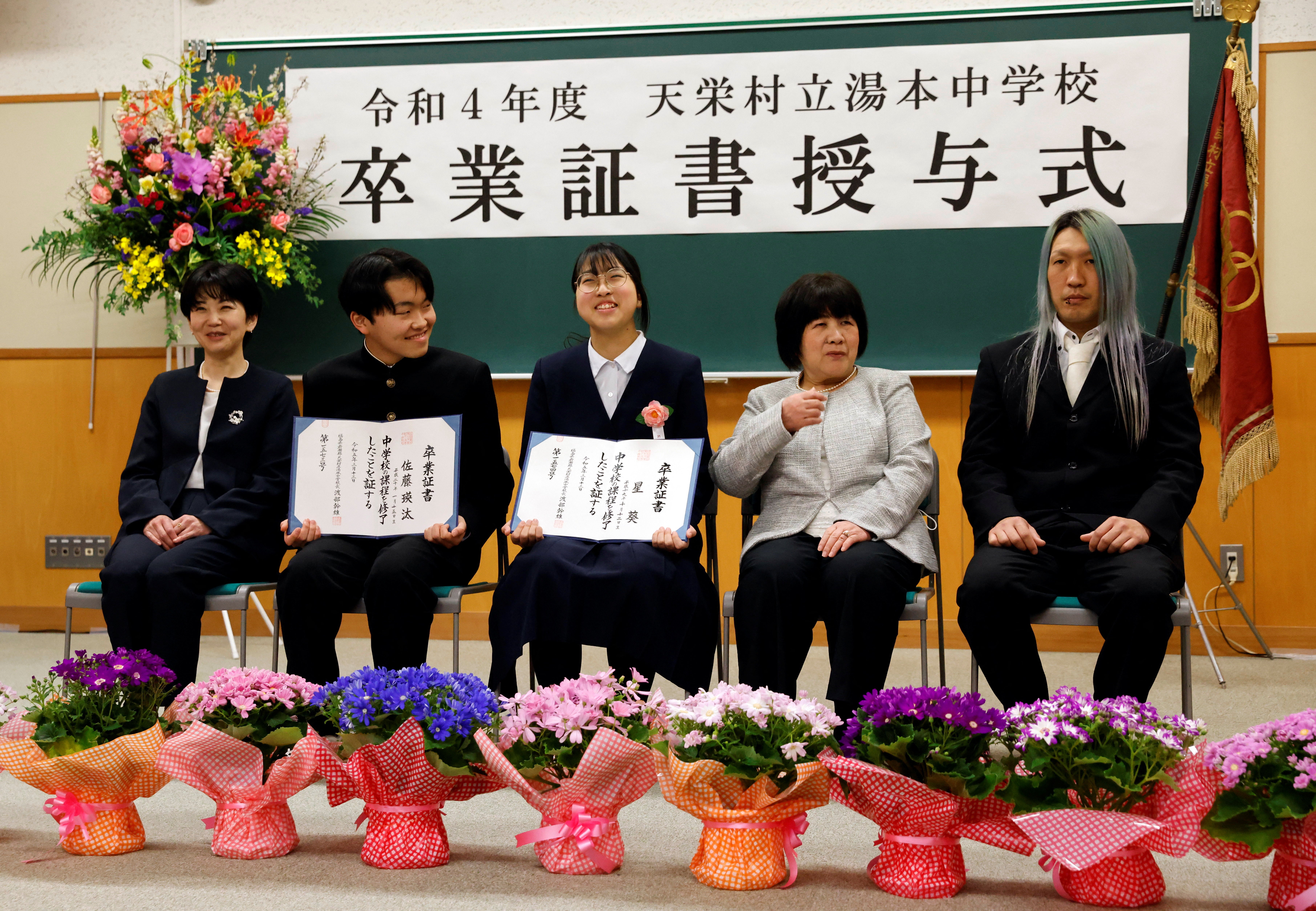 Eita and Aoi attend a photo session with their families