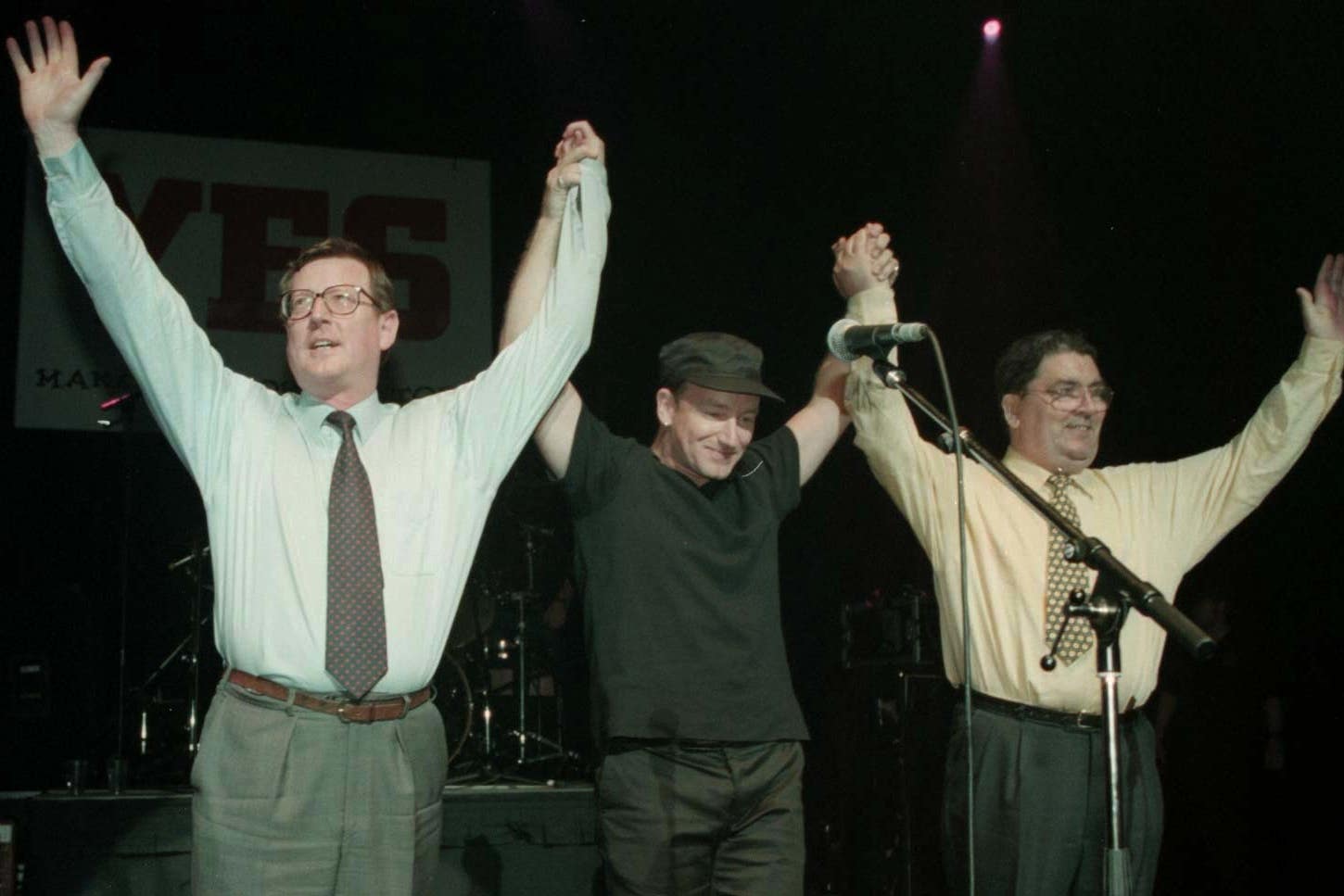 (l to r) David Trimble, Bono and John Hume in Belfast in 1998 (Brian Little/PA)