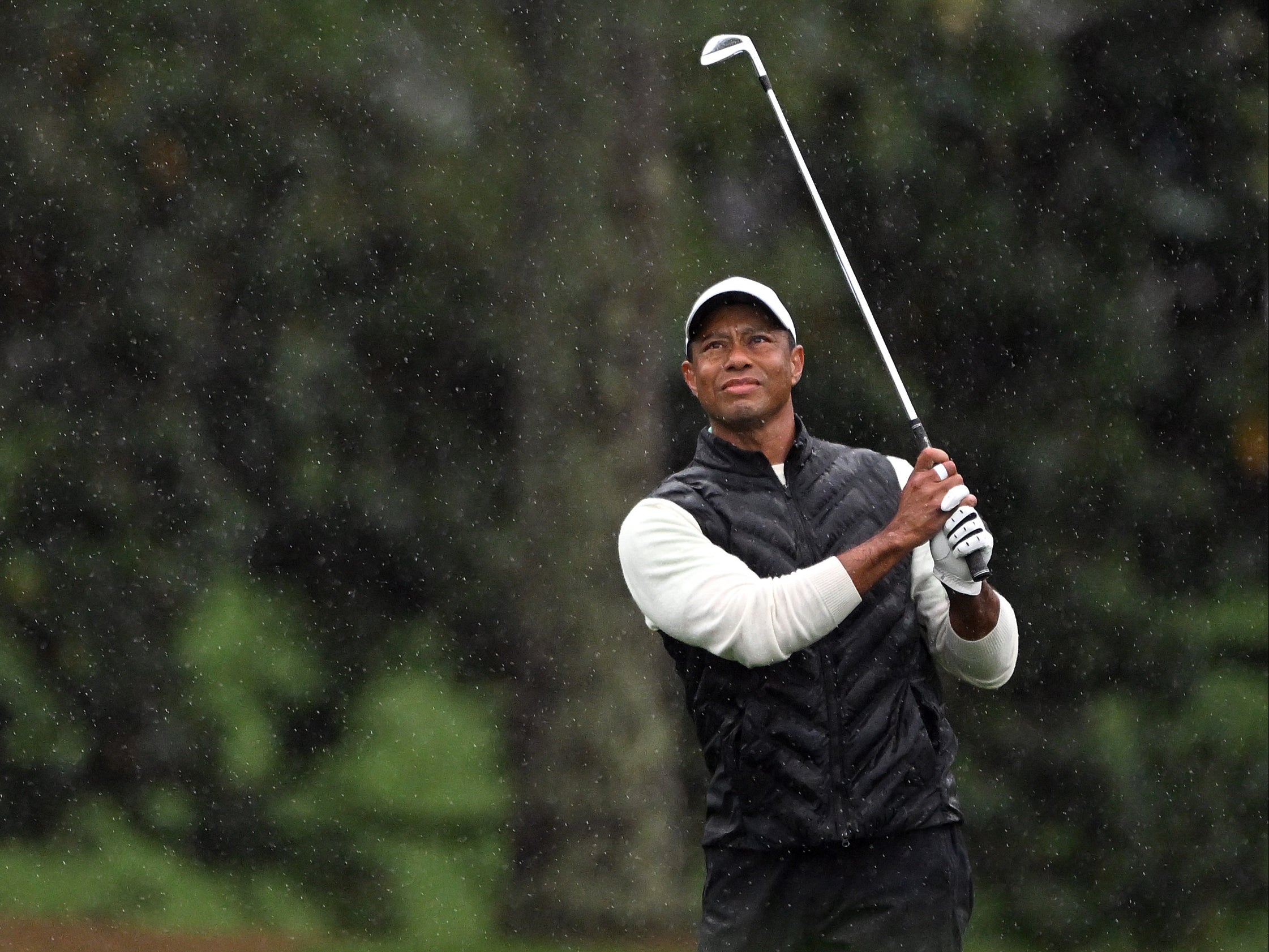 Tiger Woods made the cut but struggled with injury in the third round