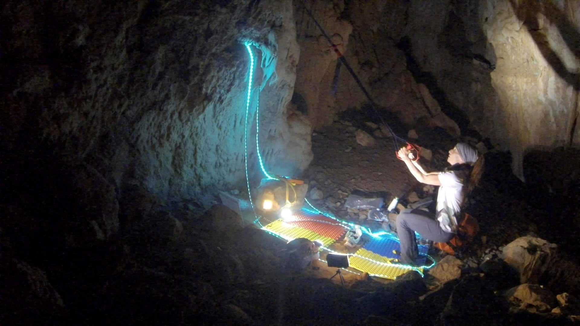 Beatriz Flamini did exercises to keep fit in the cave in Motril