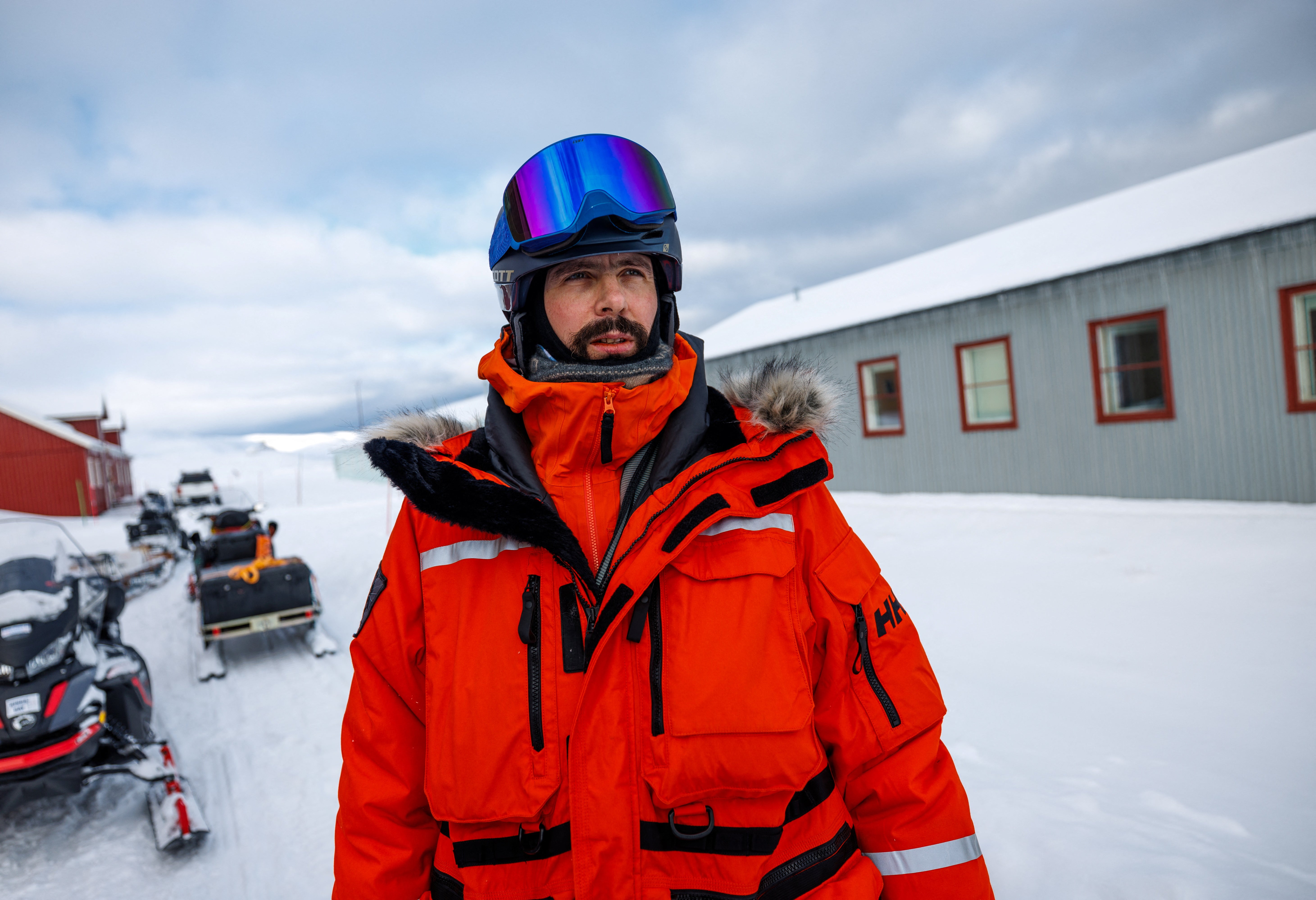 NPI glaciologist Jean-Charles Gallet speaks to his team before heading to the Ice Memory drilling camp in the Holtedahlfonna icefield