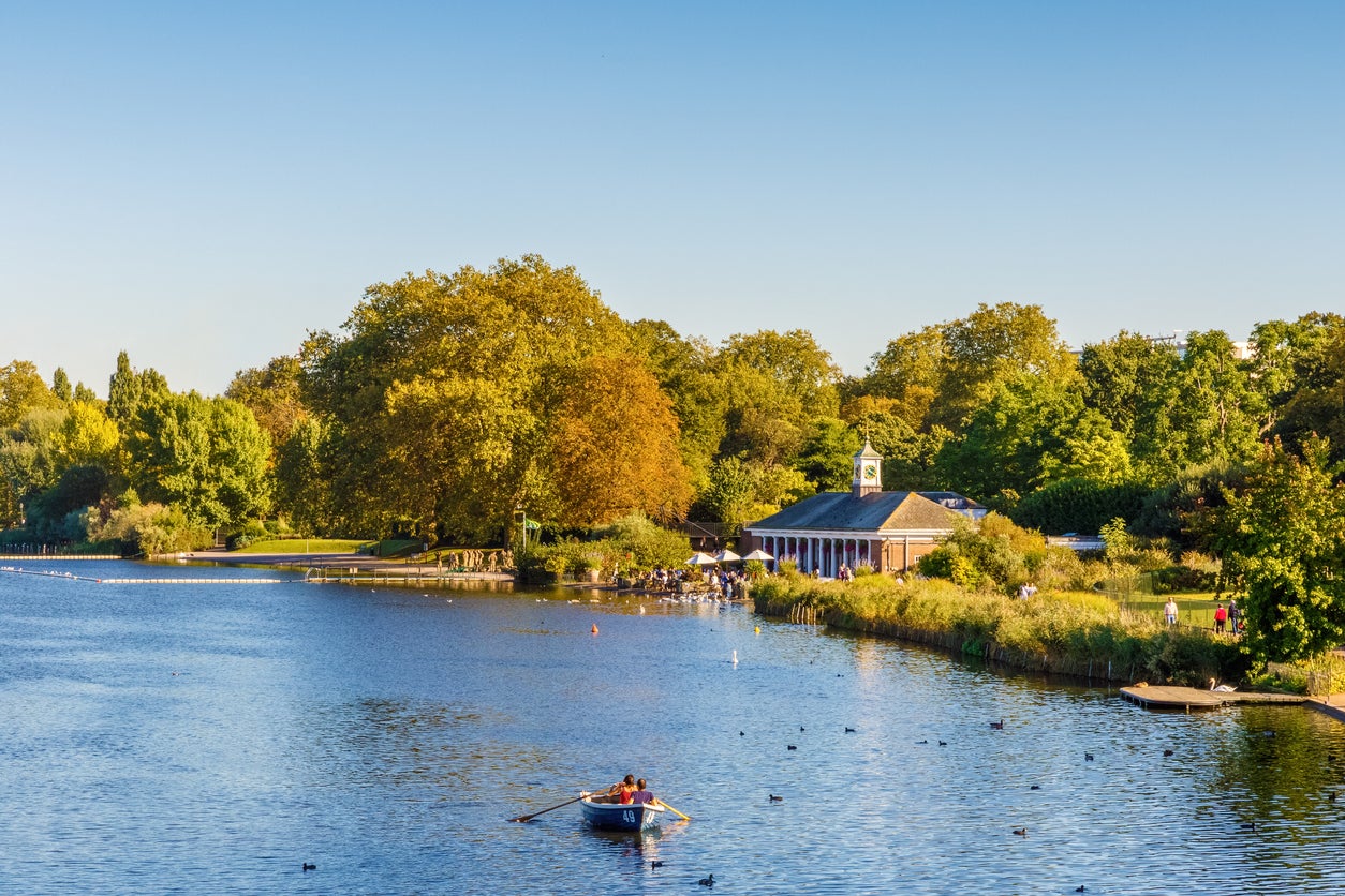 A rowing boat on Serpentine Lake