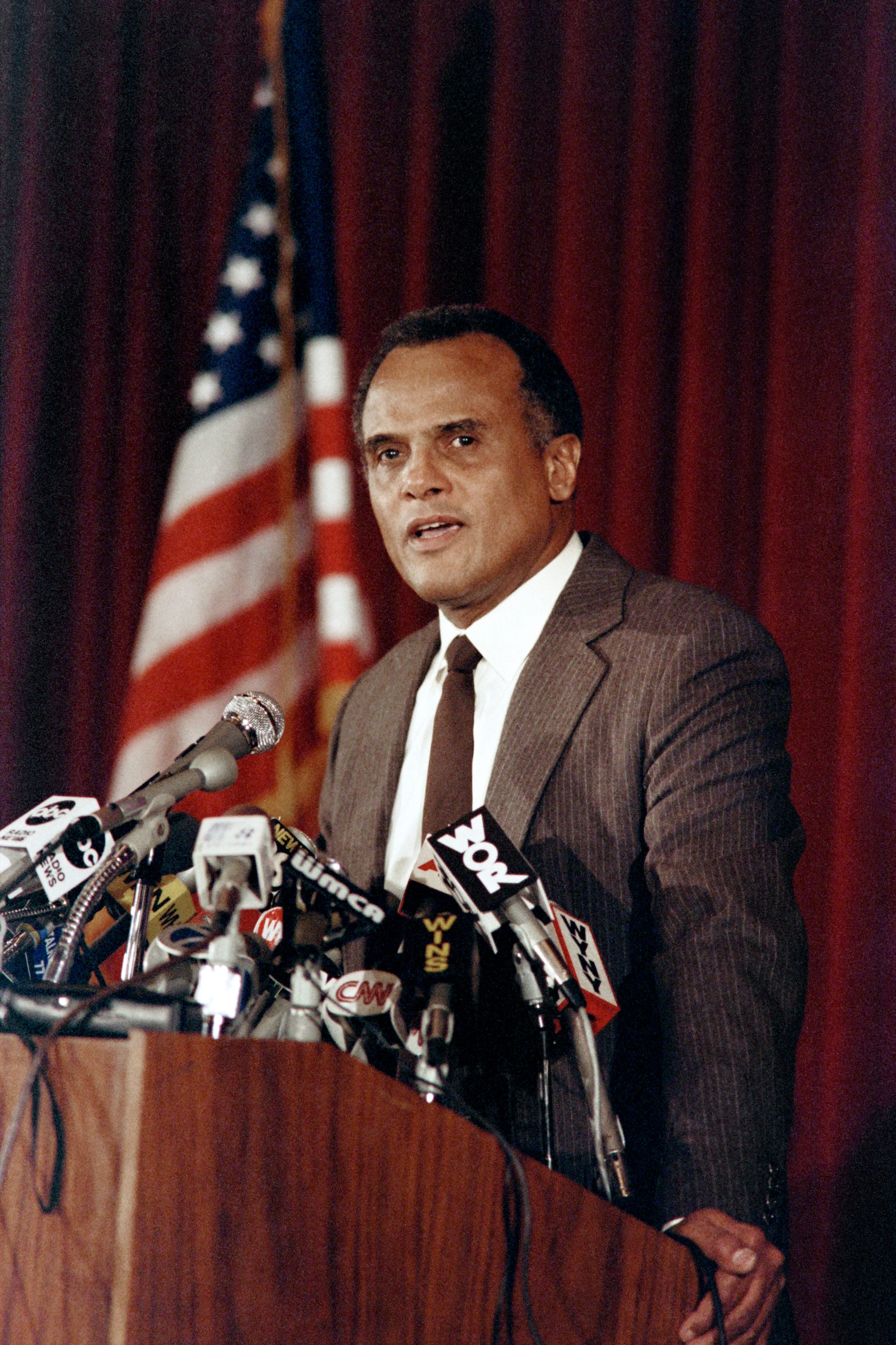 The actor at press conference in which he announced that he will not seek Democratic nomination in 1986