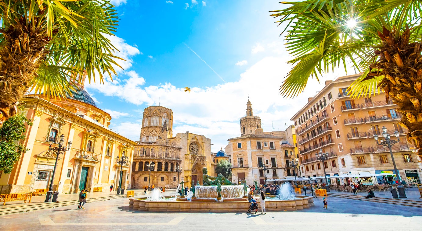 Plaza de la Virgen, with Valencia Cathedral in the middle