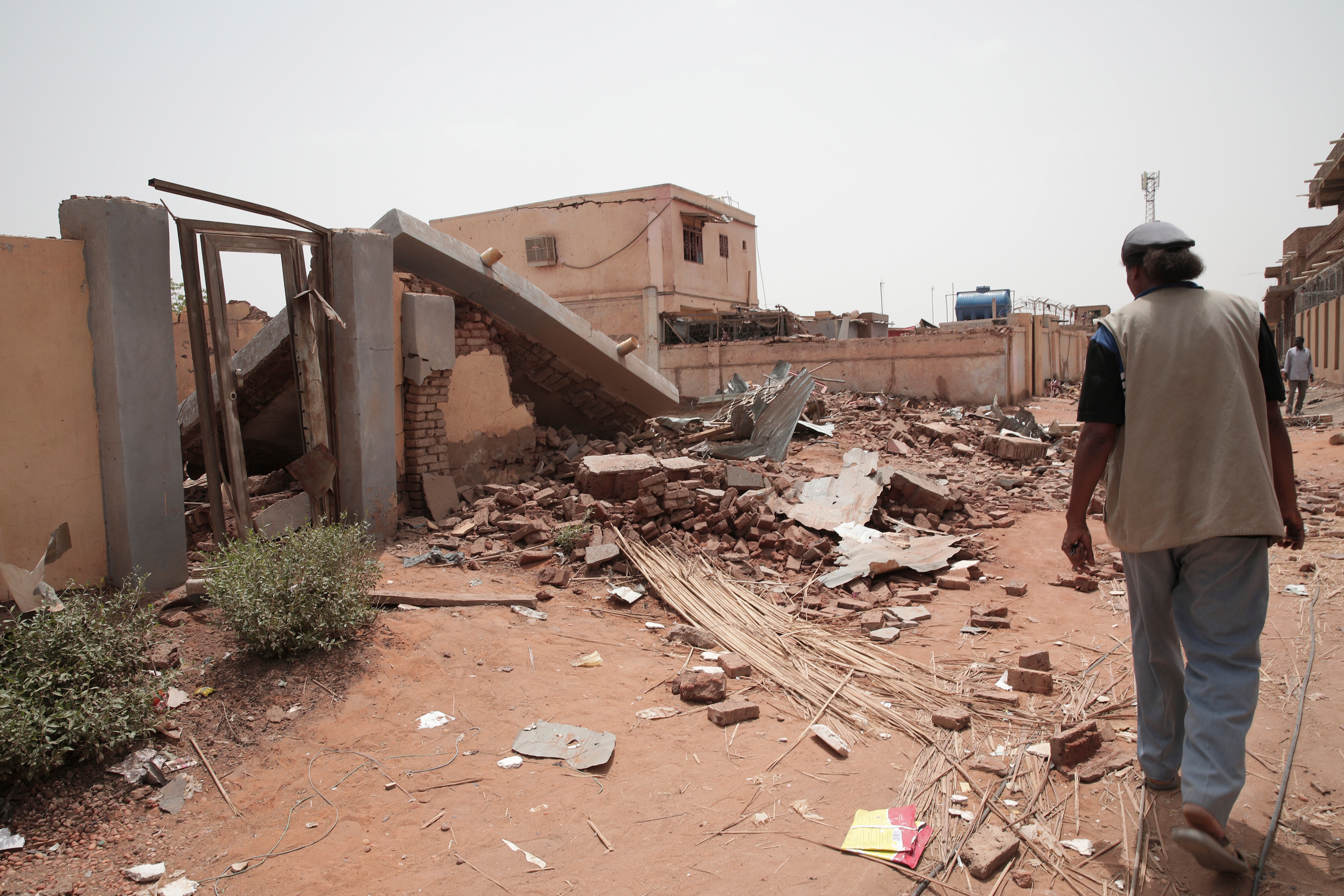 Fierce clashes between forces loyal to the country’s two top generals erupted in Khartoum on 15 April