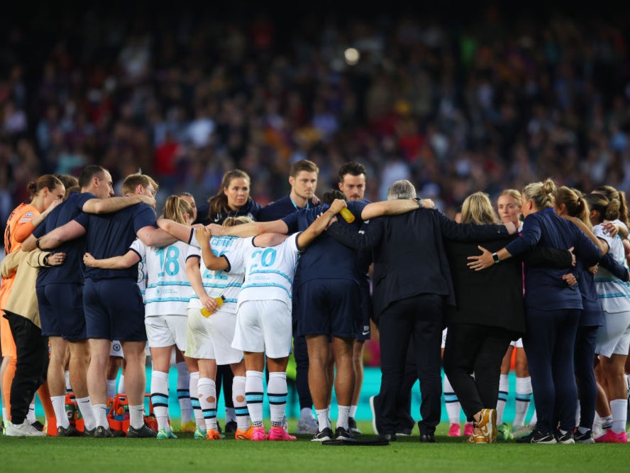 Emma Hayes gathers her players after Chelsea’s defeat to Barcelona