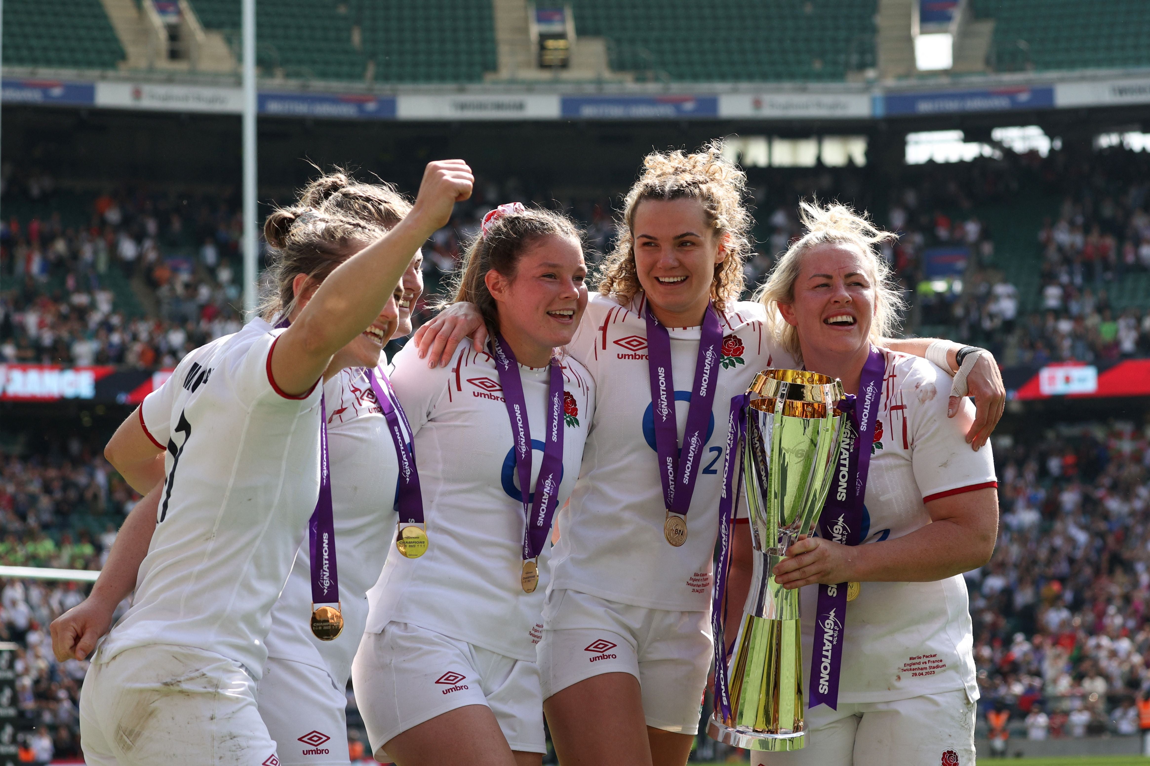 England completed a grand slam in front of a world-record 58,498 crowd at Twickenham.