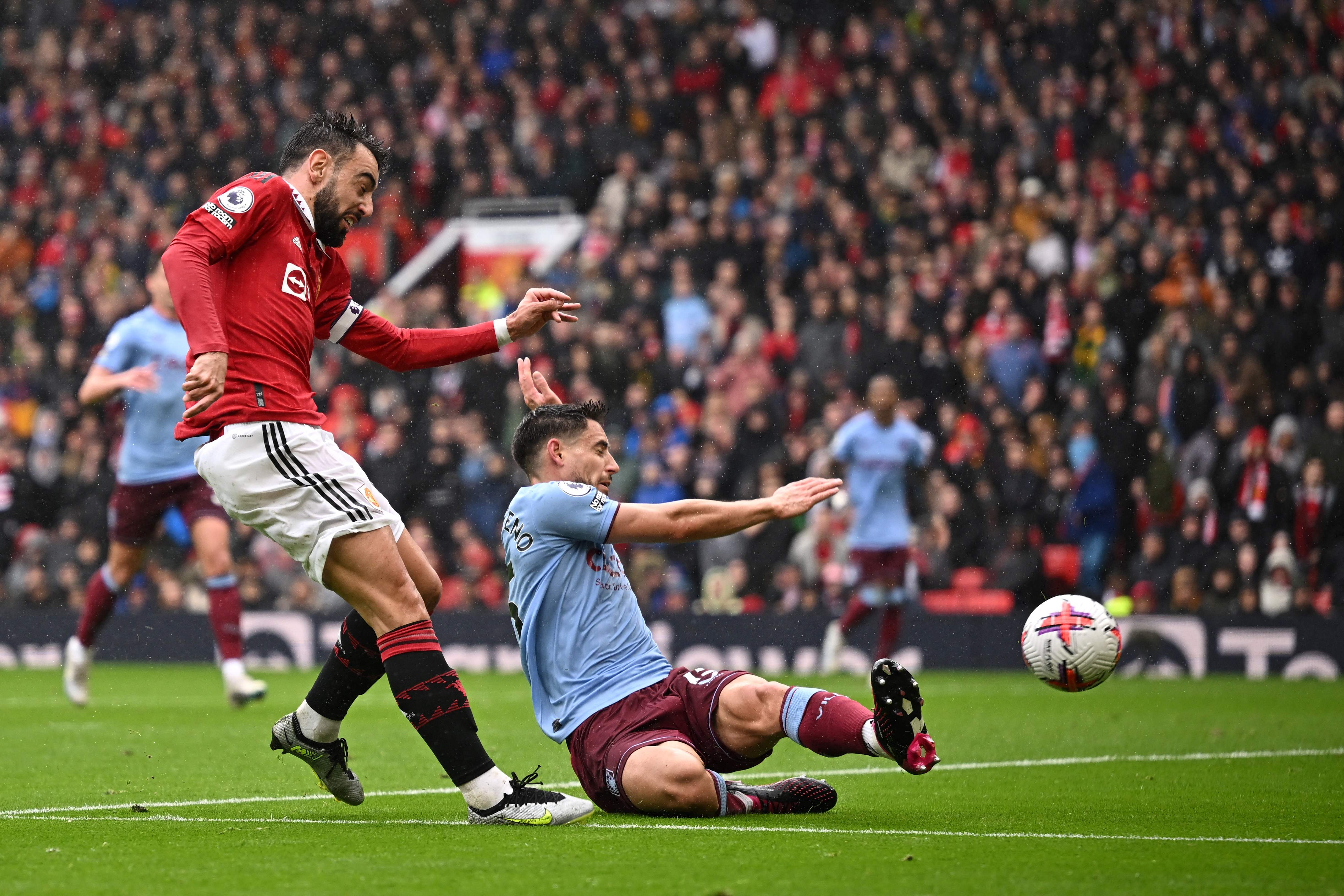 Bruno Fernandes puts away Manchester United’s winning goal