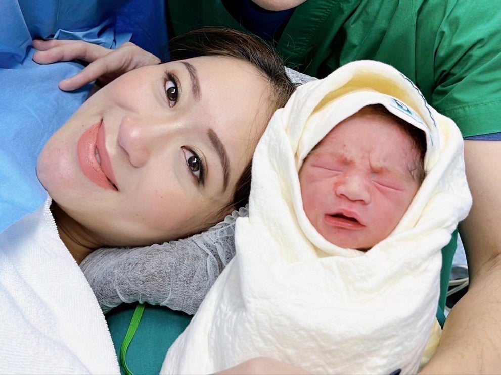 Paetongtarn Shinawatra with her new baby