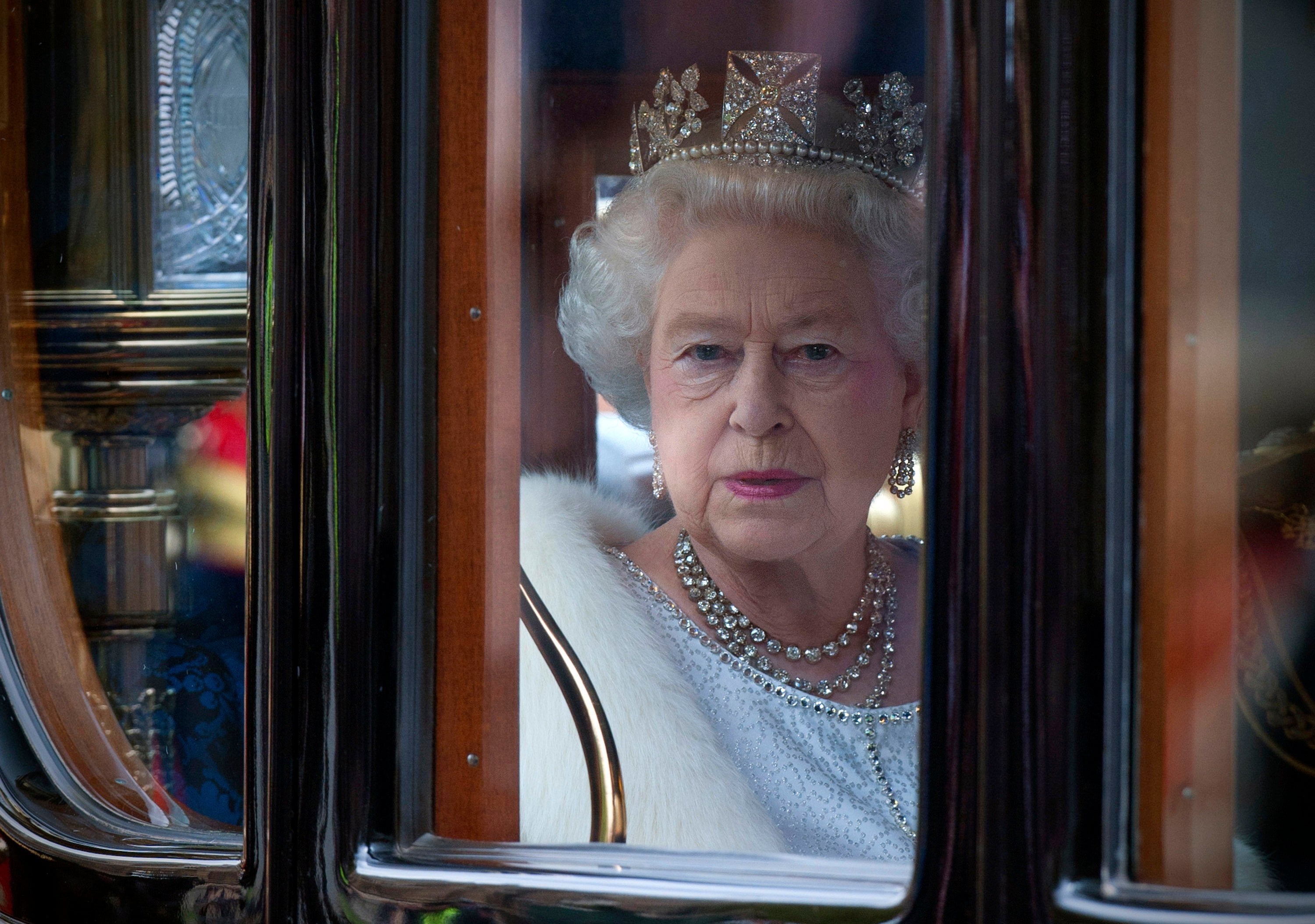 Queen Elizabeth II arrives at the Palace of Westminster for a state dinner in 2009