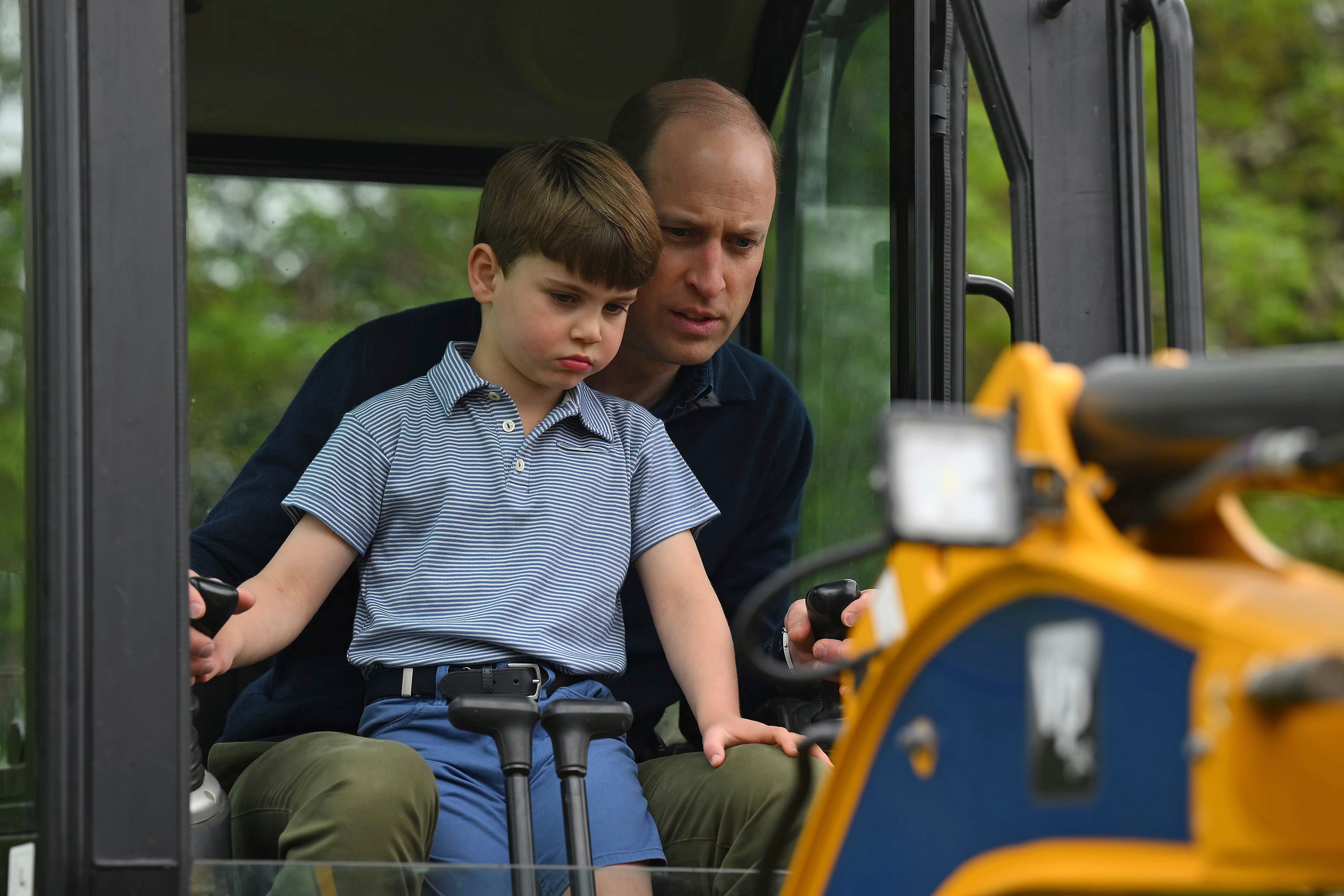 Prince Louis does a bit of digging with supervision from the Prince of Wales