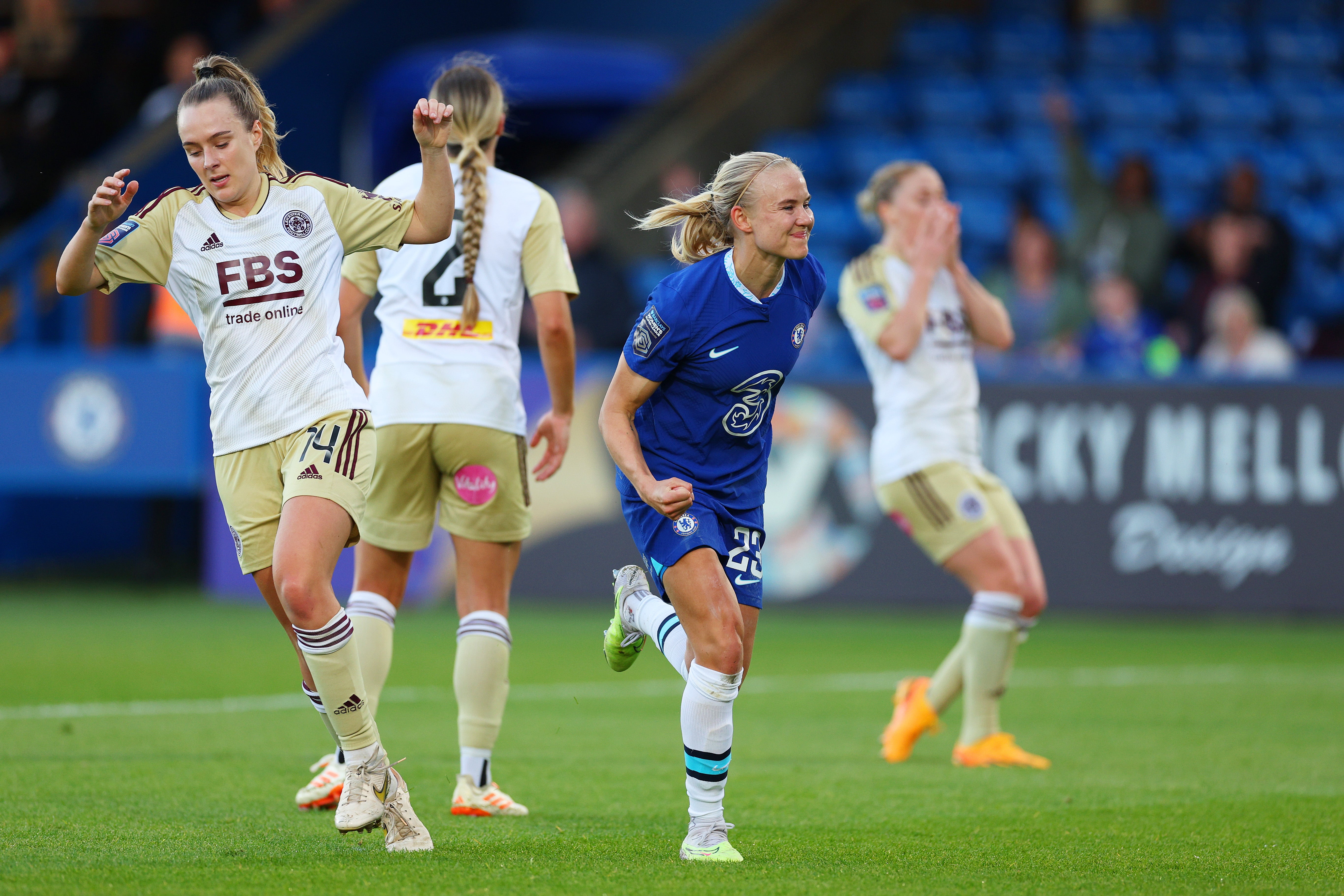 Pernille Harder was on target as Chelsea thumped Leicester