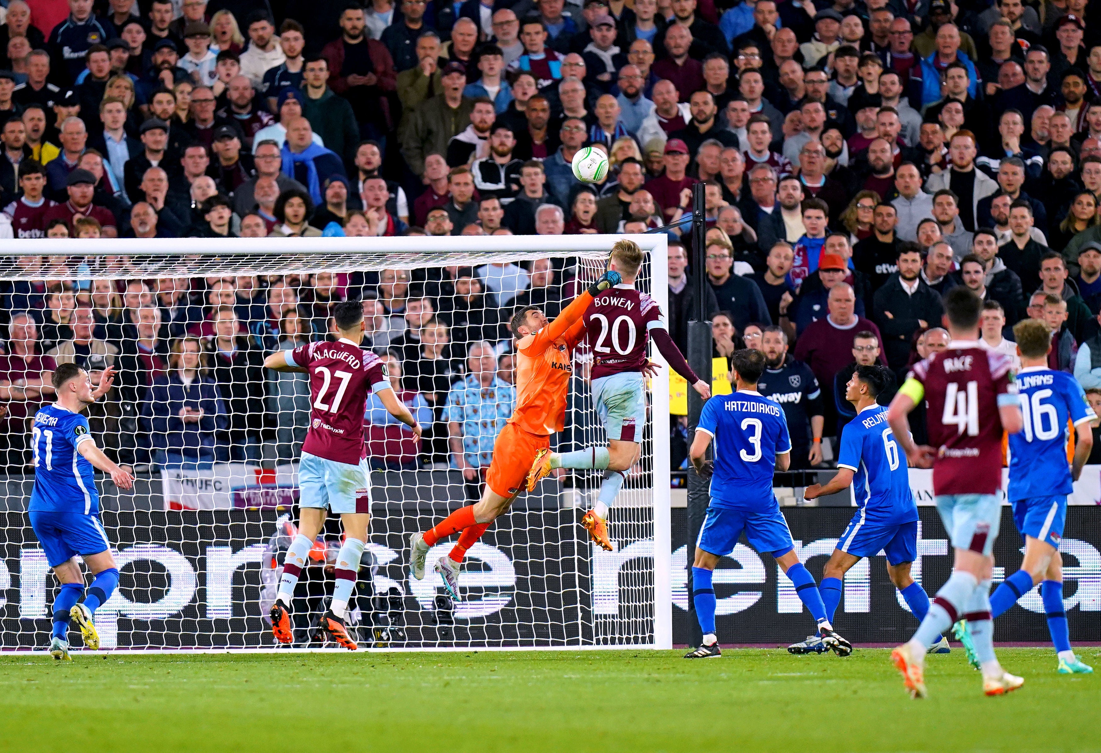 Alkmaar’s goalkeeper Mathew Ryan is judged to have fouled Jarrod Bowen resulting in a penalty