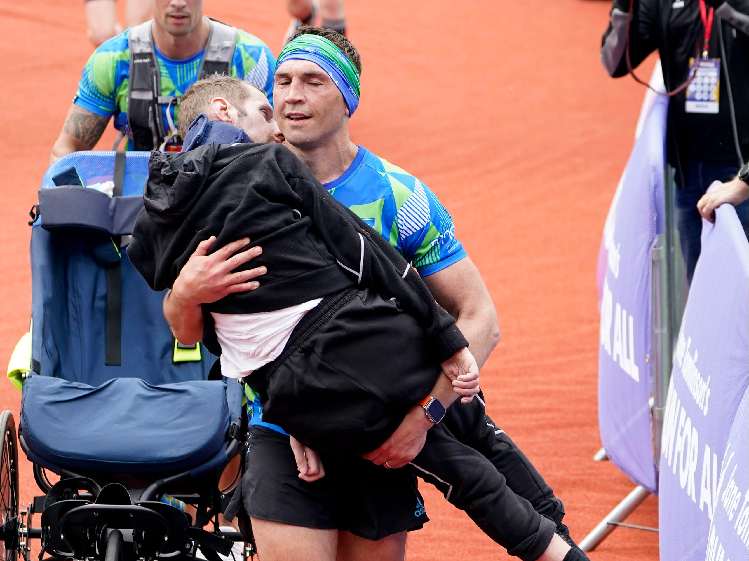 Kevin Sinfield carries Rob Burrow across the finish line of the Leeds marathon in 2023