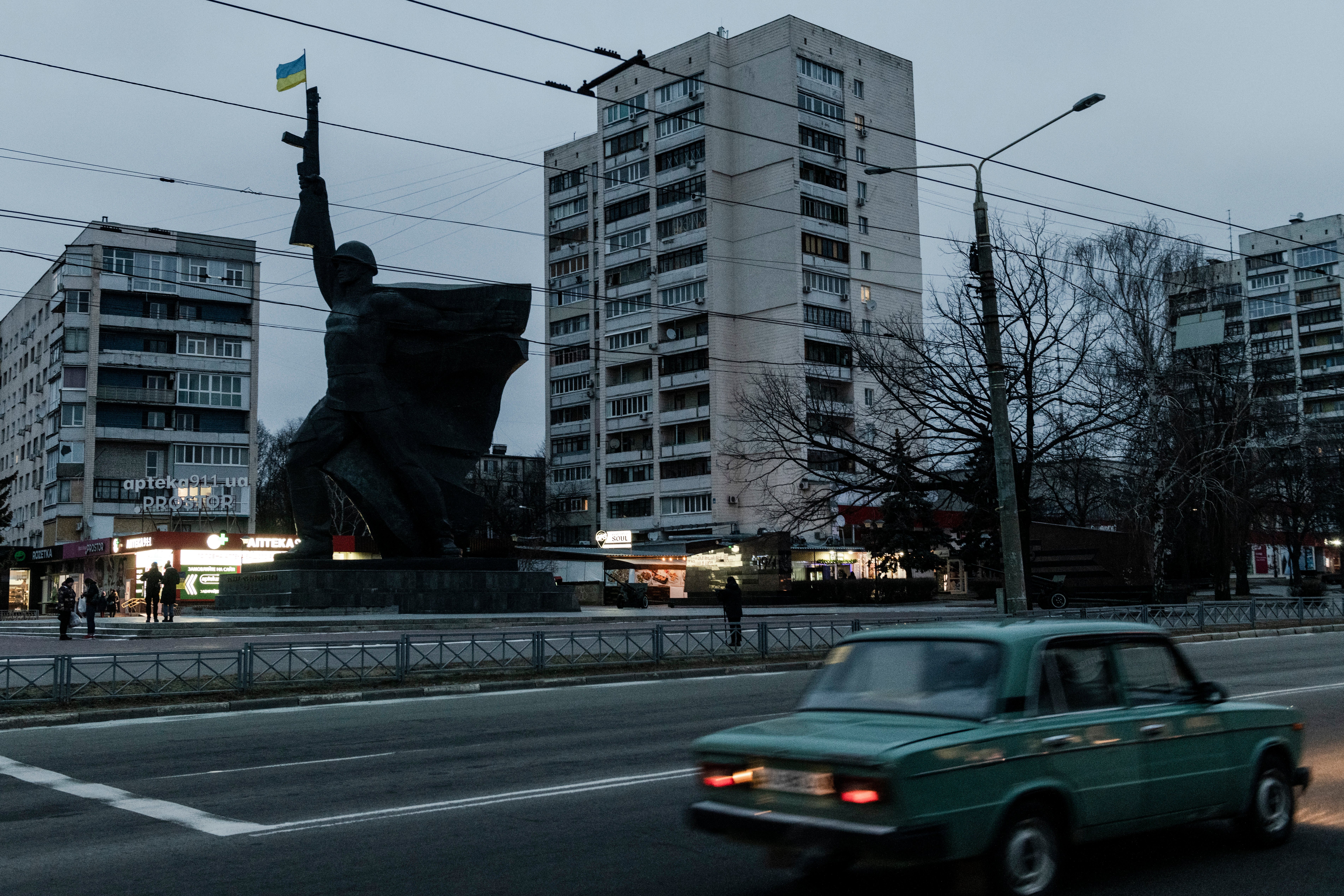 This monument celebrates Red Army soldiers who liberated Kharkiv from the Nazis. A Ukrainian flag has now been placed in the barrel of the soldier’s gun