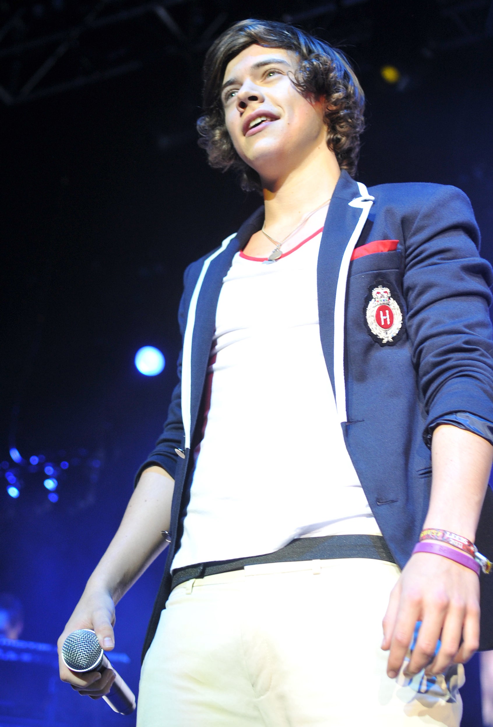 Harry Styles wears a purple Believe in Magic wristband in concert in 2011