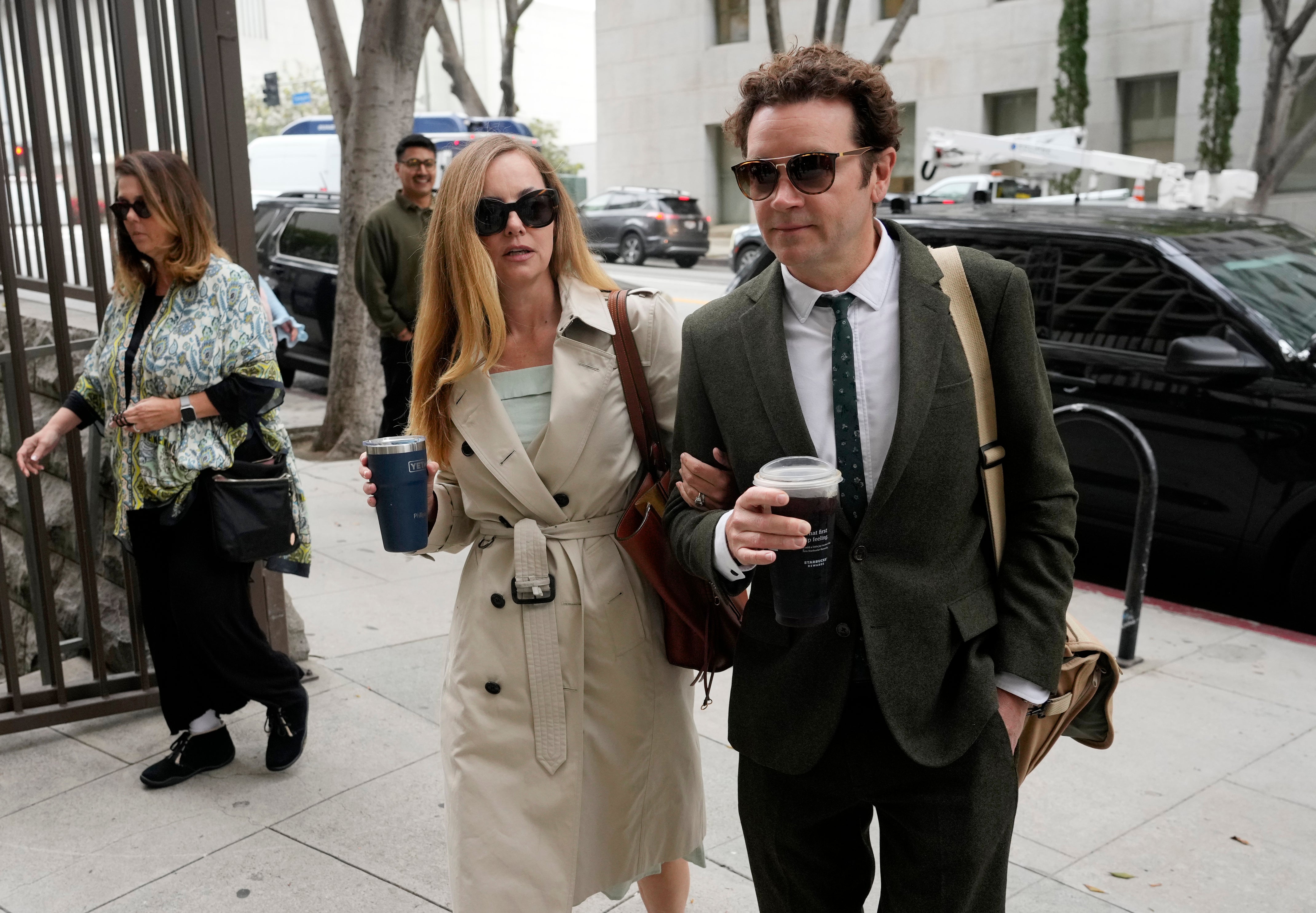 Bijou Phillips, à esquerda, com seu ex-marido Danny Masterson, à direita. Phillips pediu o divórcio depois que Masterson foi condenado por duas acusações de estupro e sentenciado a 30 anos de prisão perpétua.