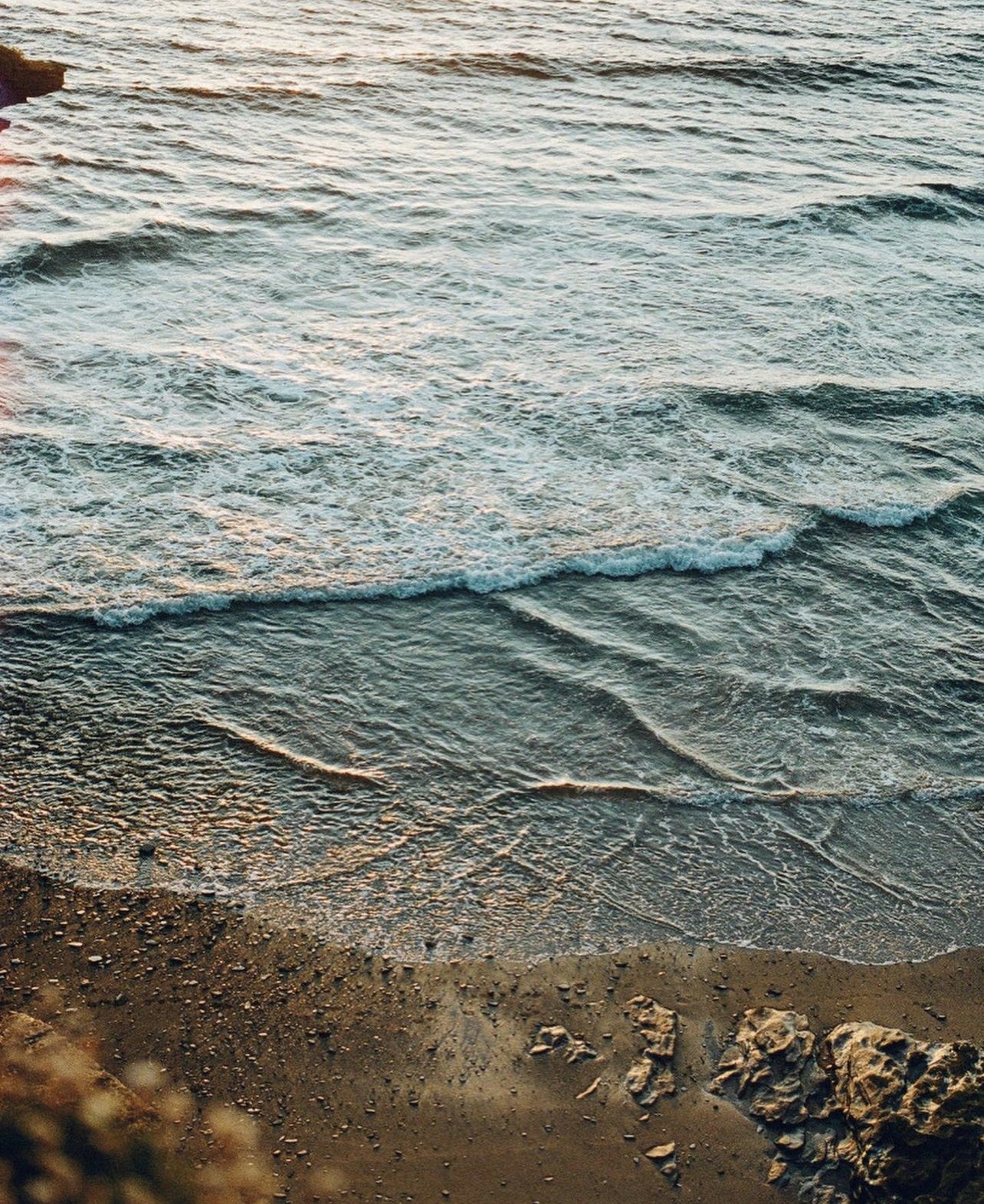 The water of Trebarwith Beach, just a five-minute drive from Kudhva