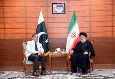 Top leaders of Pakistan, Iran inaugurate border market in their first meeting in 10 years