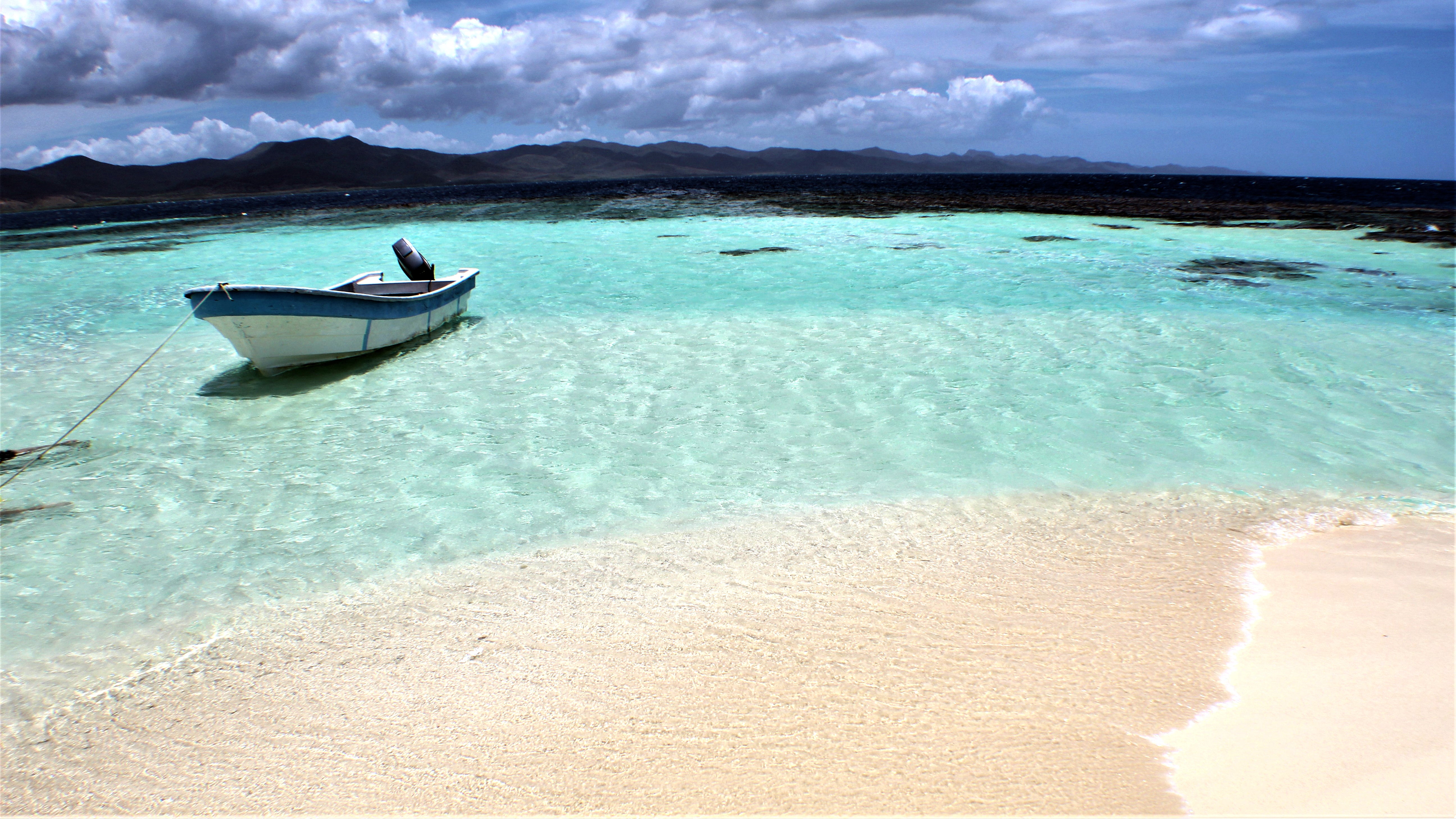 The turquoise shores of Cayo Arena Island