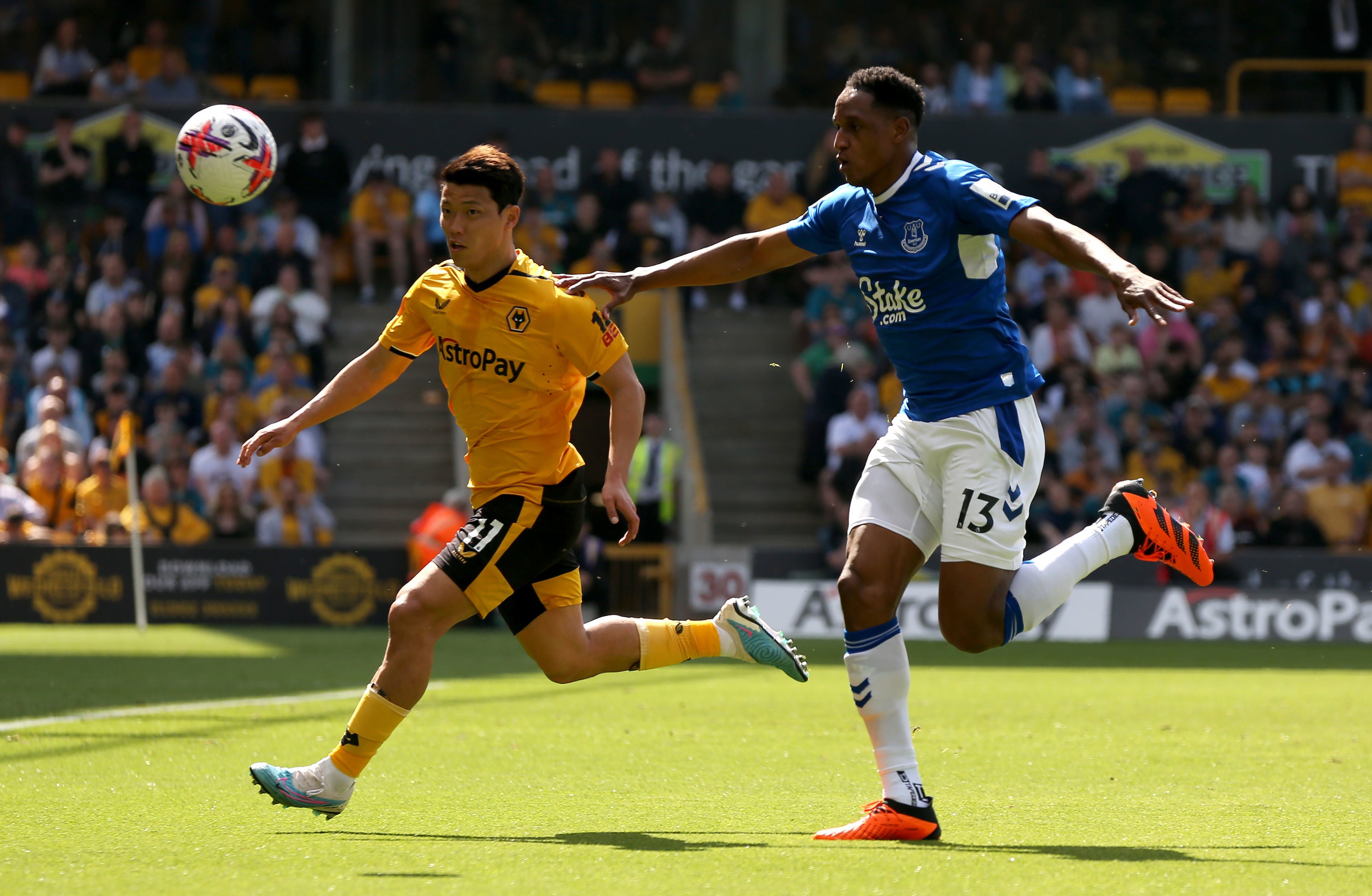 Hwang Hee-Chan battles with Yerry Mina for the ball