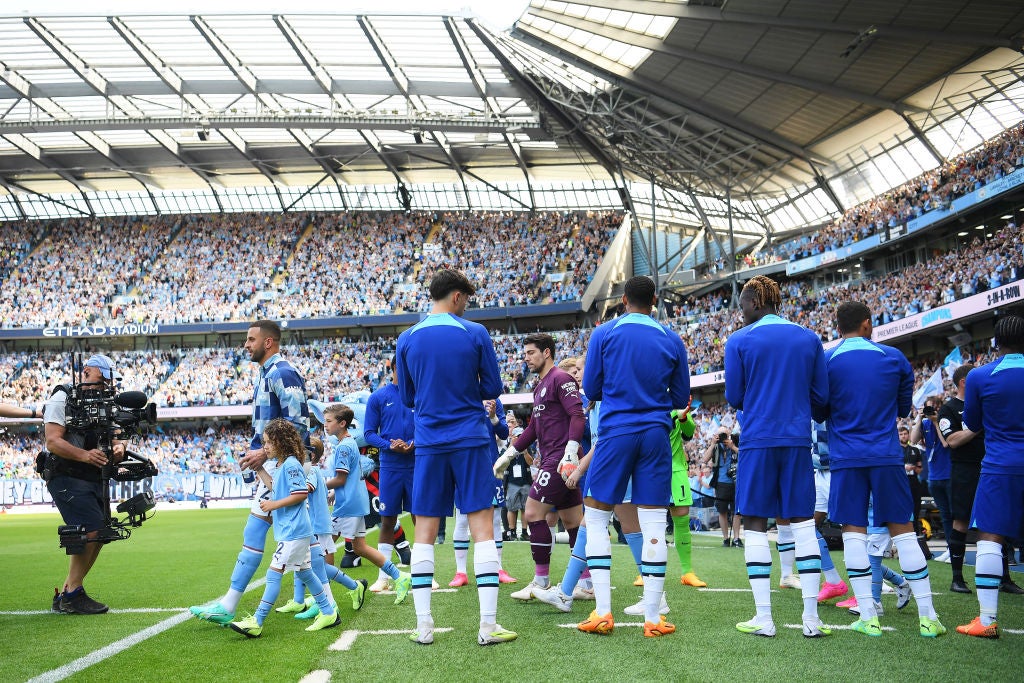 Chelsea give City a guard of honour