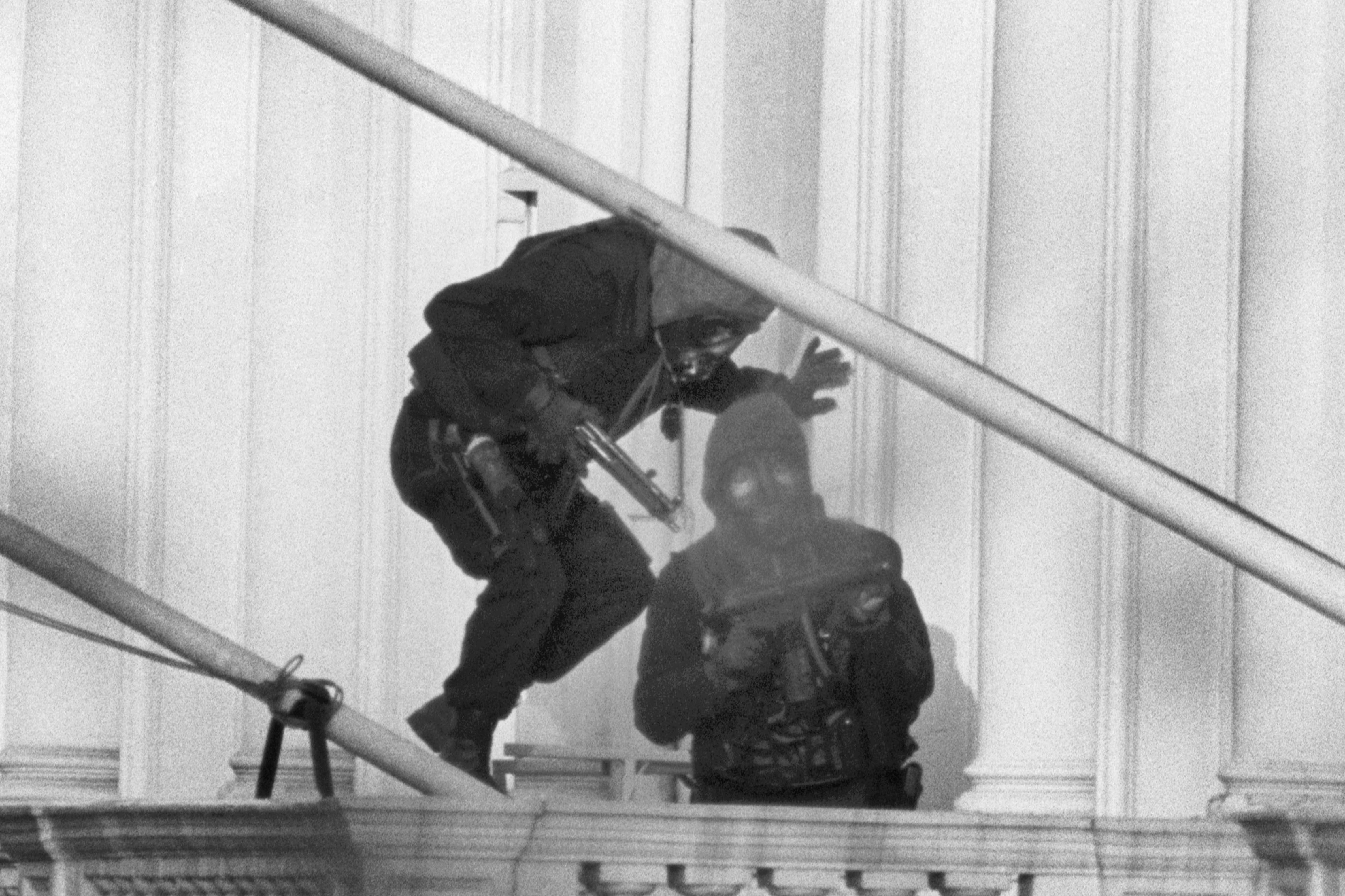 Members of the SAS enter the Iranian embassy on 5 May 1980