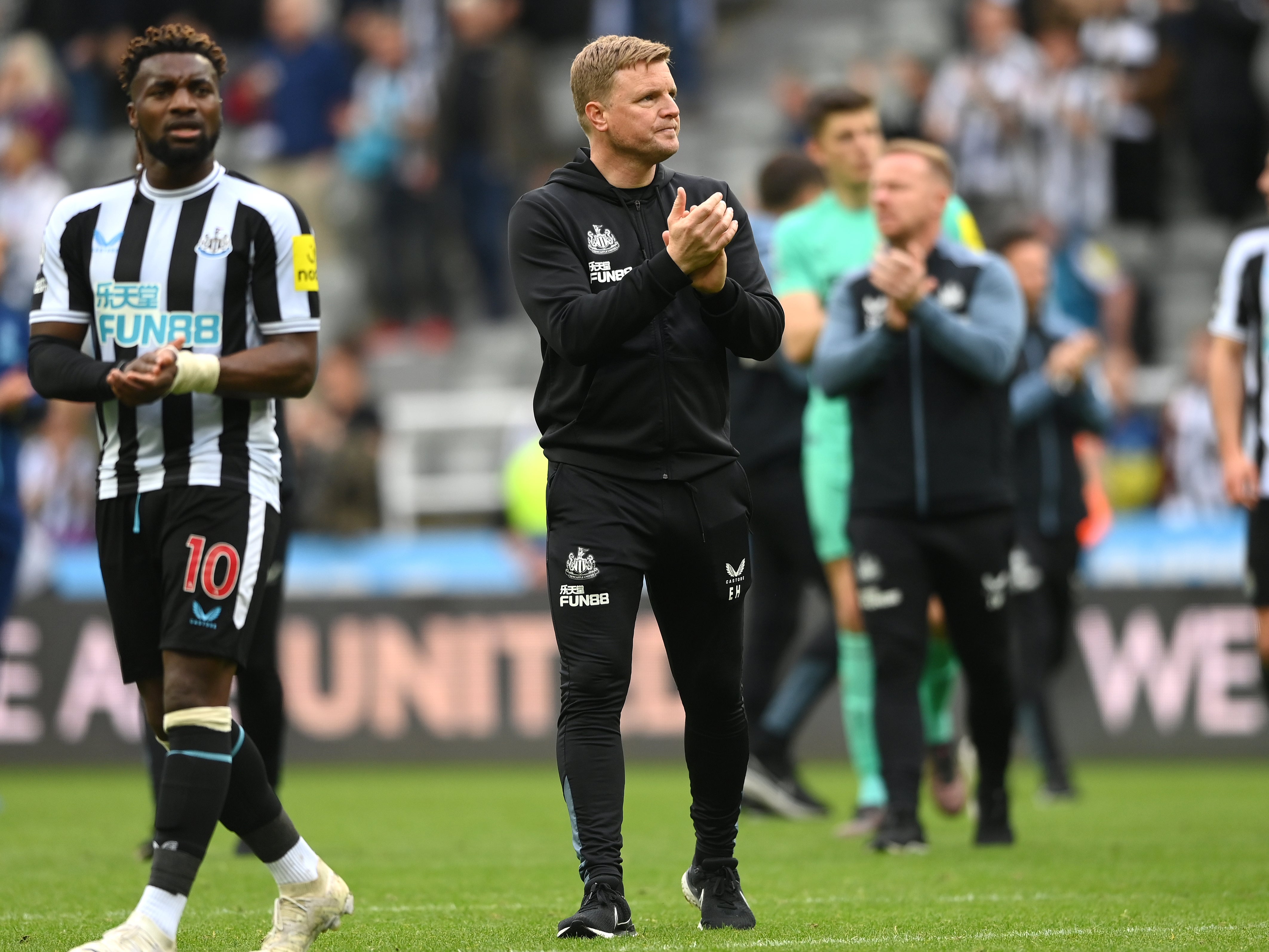 Eddie Howe applauds the fans after the match between Newcastle United and Arsenal