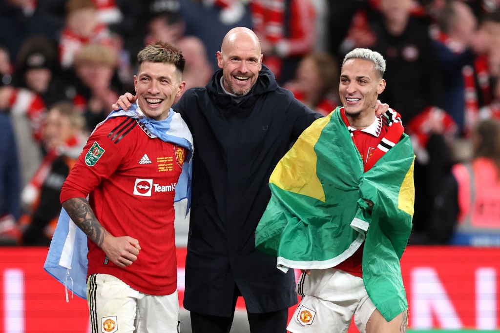 Ten Hag celebrates winning the Caraboa Cup with Martinez and Antony