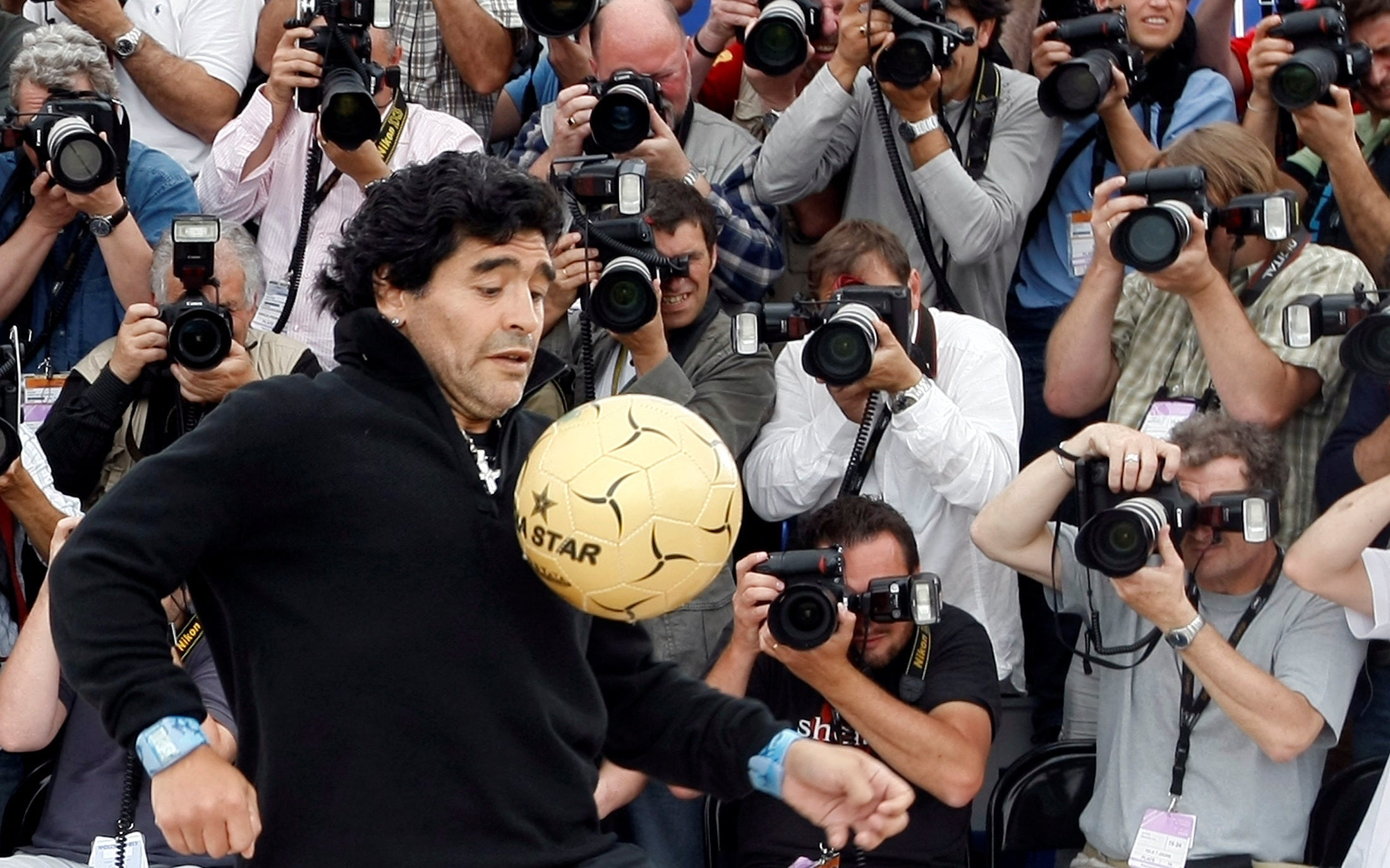 Diego Maradona plays with a ball while promoting the film ‘Maradona by Kusturica’ at the 61st Cannes on 20 May 2008