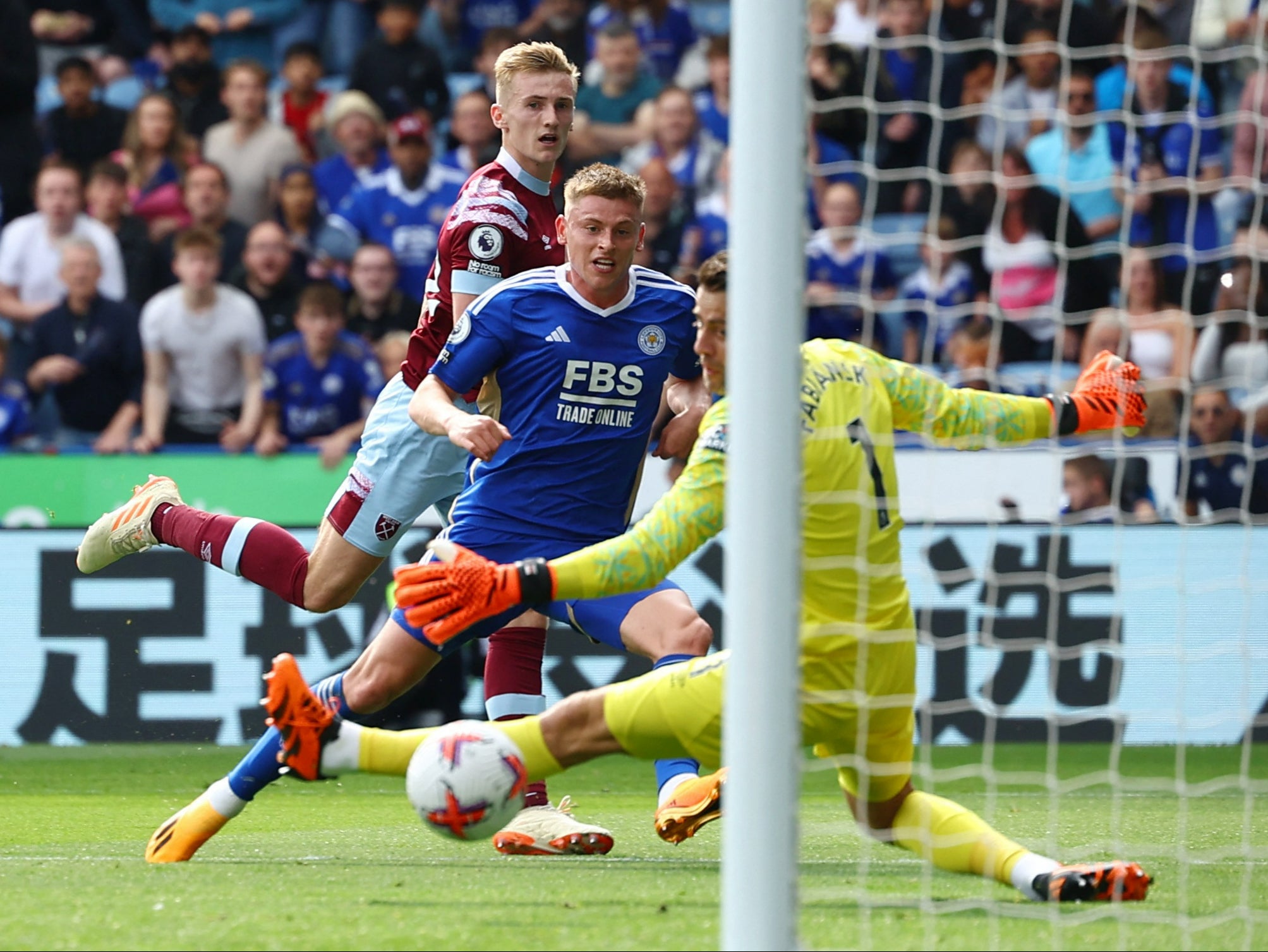 Harvey Barnes puts Leicester ahead