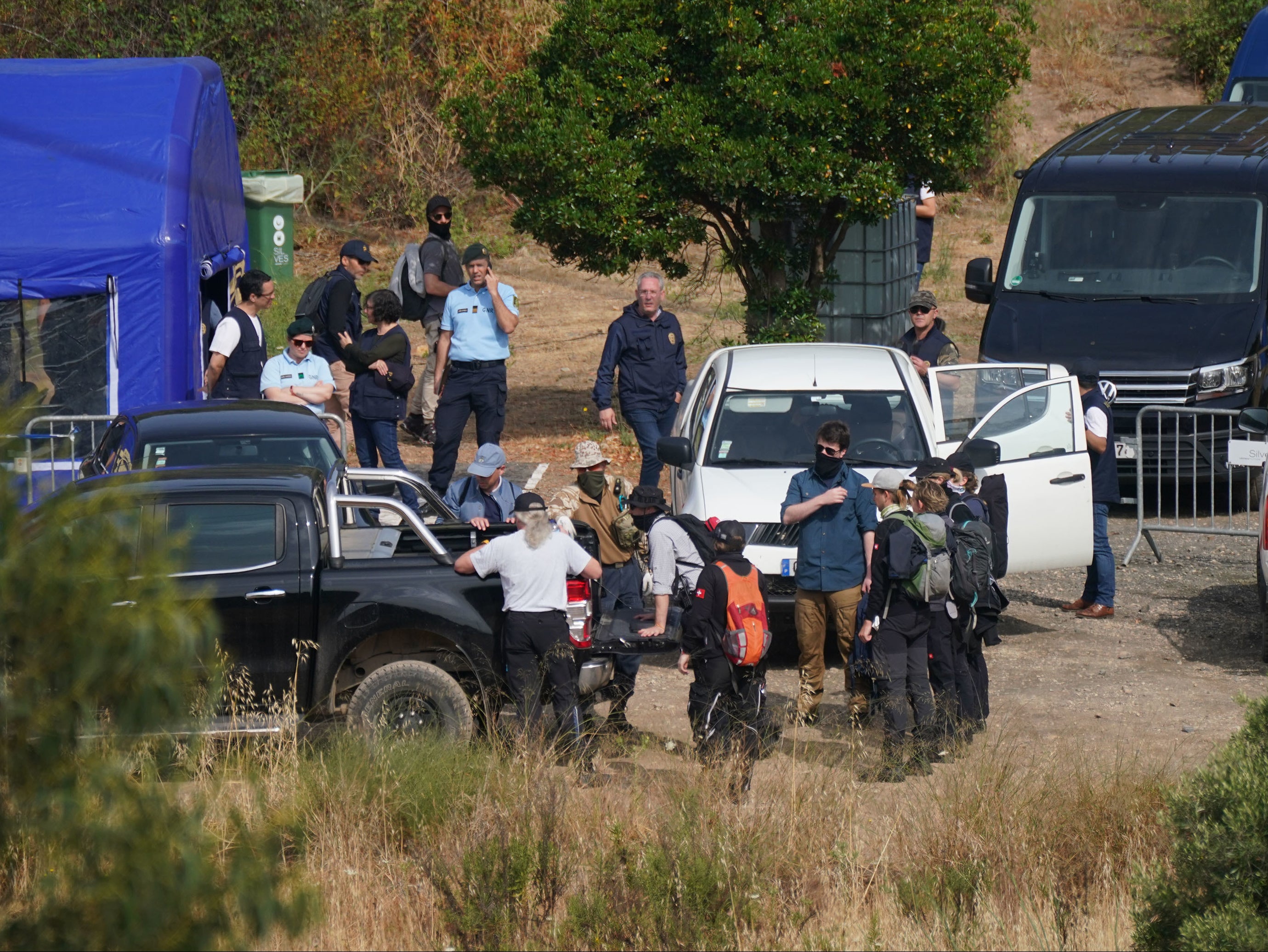 Search teams at work during an operation that lasted most of the week