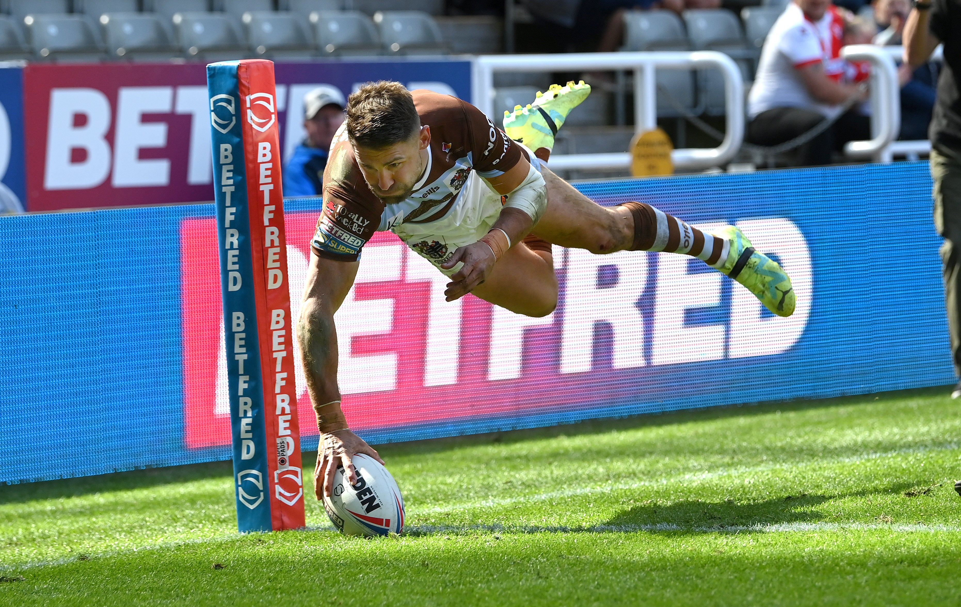 Tommy Makinson crossed for four tries for a rampant St Helens