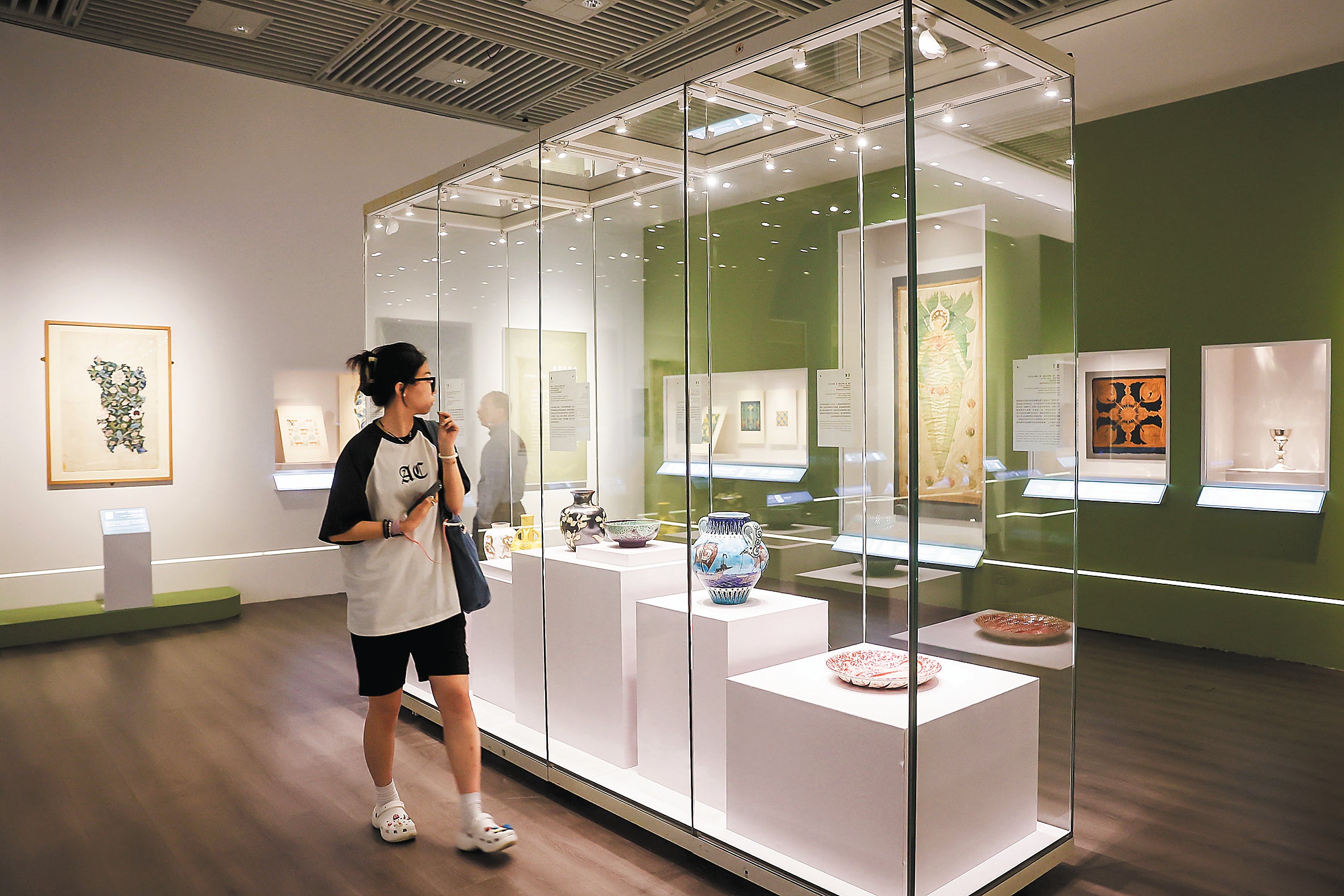 A visitor at the exhibition, Beyond William Morris – British Arts and Crafts 1890-1920, in Nanjing Museum