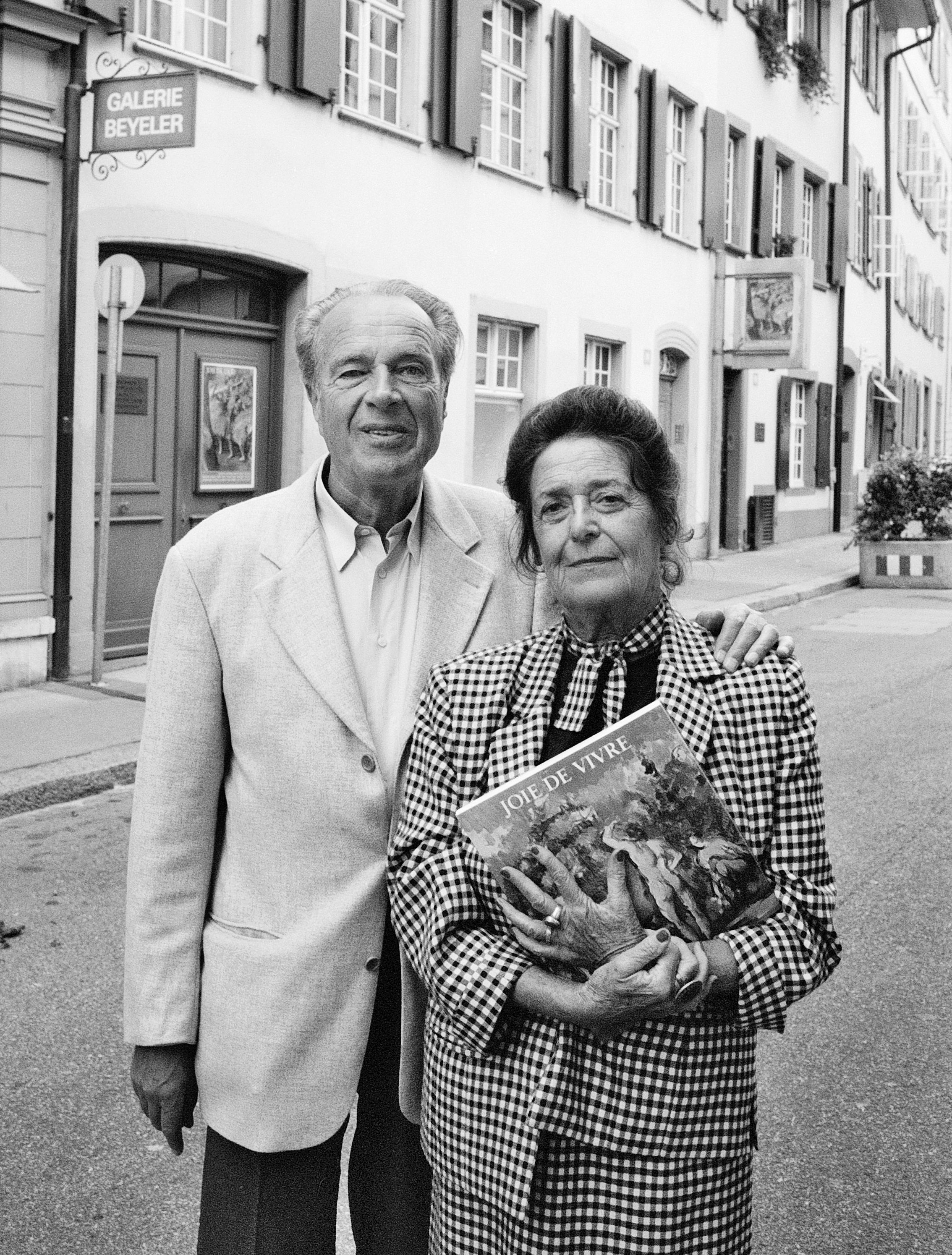 Ernst and Hildy Beyeler in front of the Galerie Beyeler, 1997